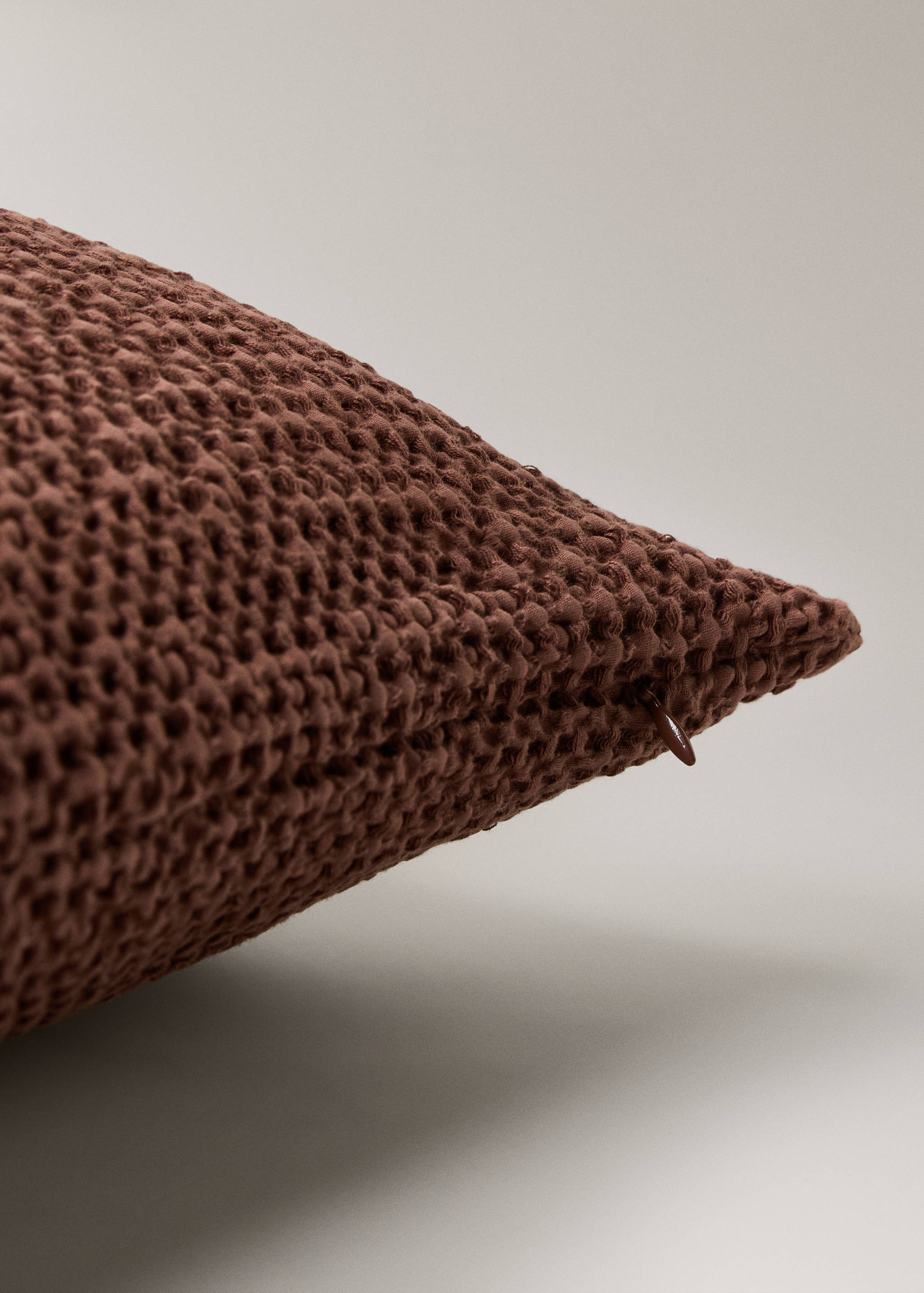 Capa de almofada decorativa de gaze de algodão garment-dyed com textura waffle 50x50 cm - Pormenor do artigo 1