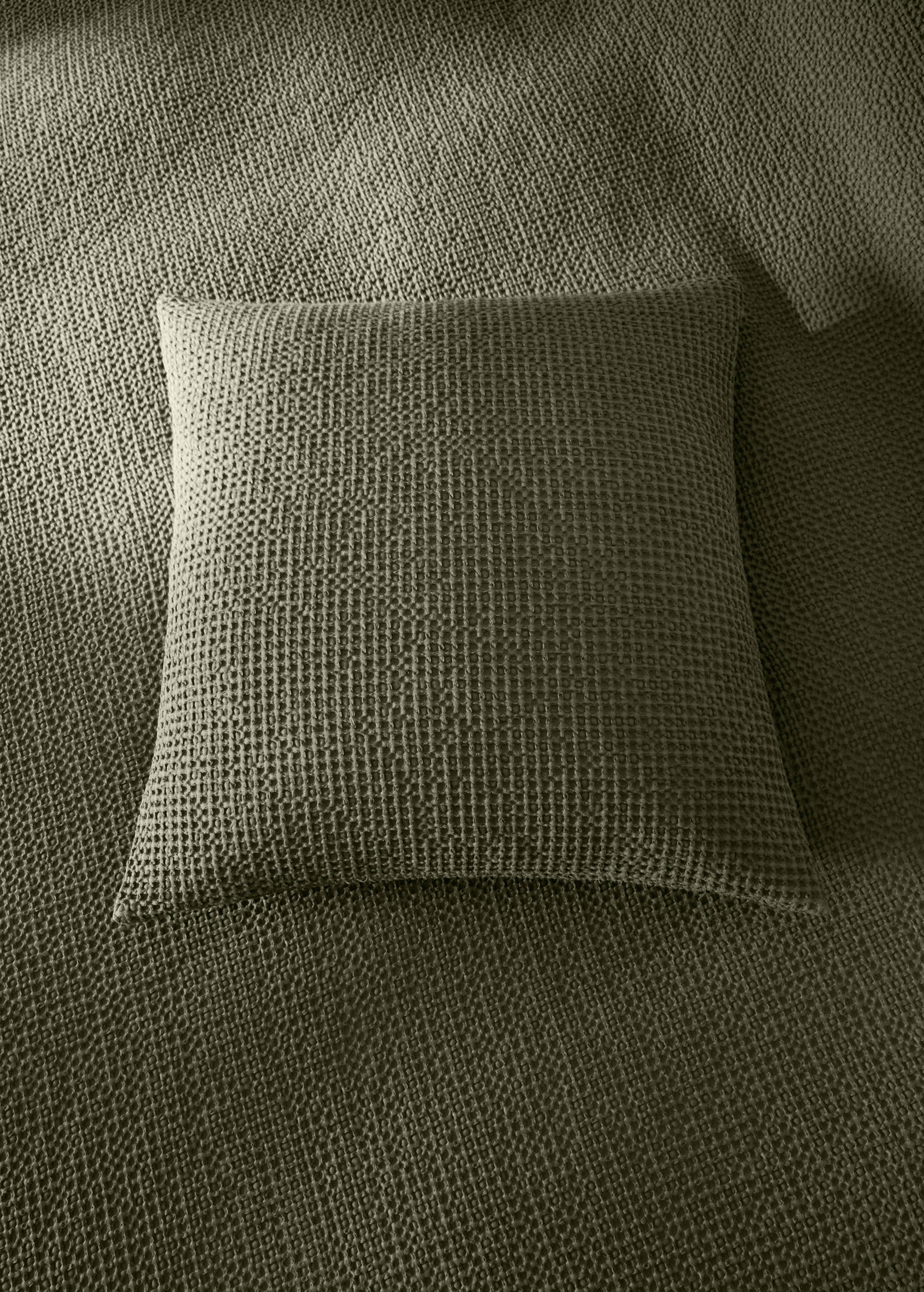 Capa de almofada decorativa de gaze de algodão garment-dyed com textura waffle 50x50 cm - Plano geral