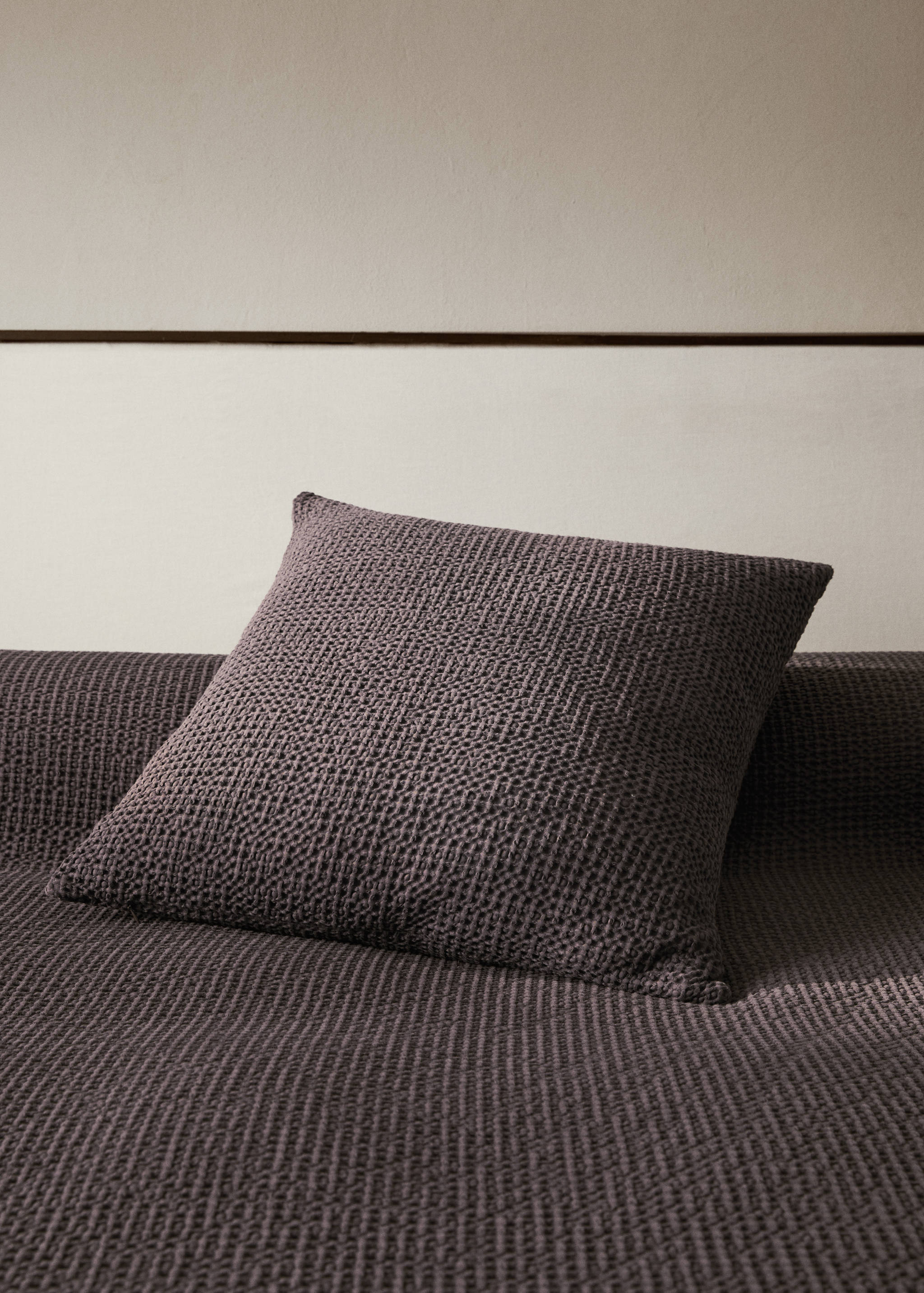 Capa de almofada decorativa de gaze de algodão garment-dyed com textura waffle 50x50 cm - Plano geral