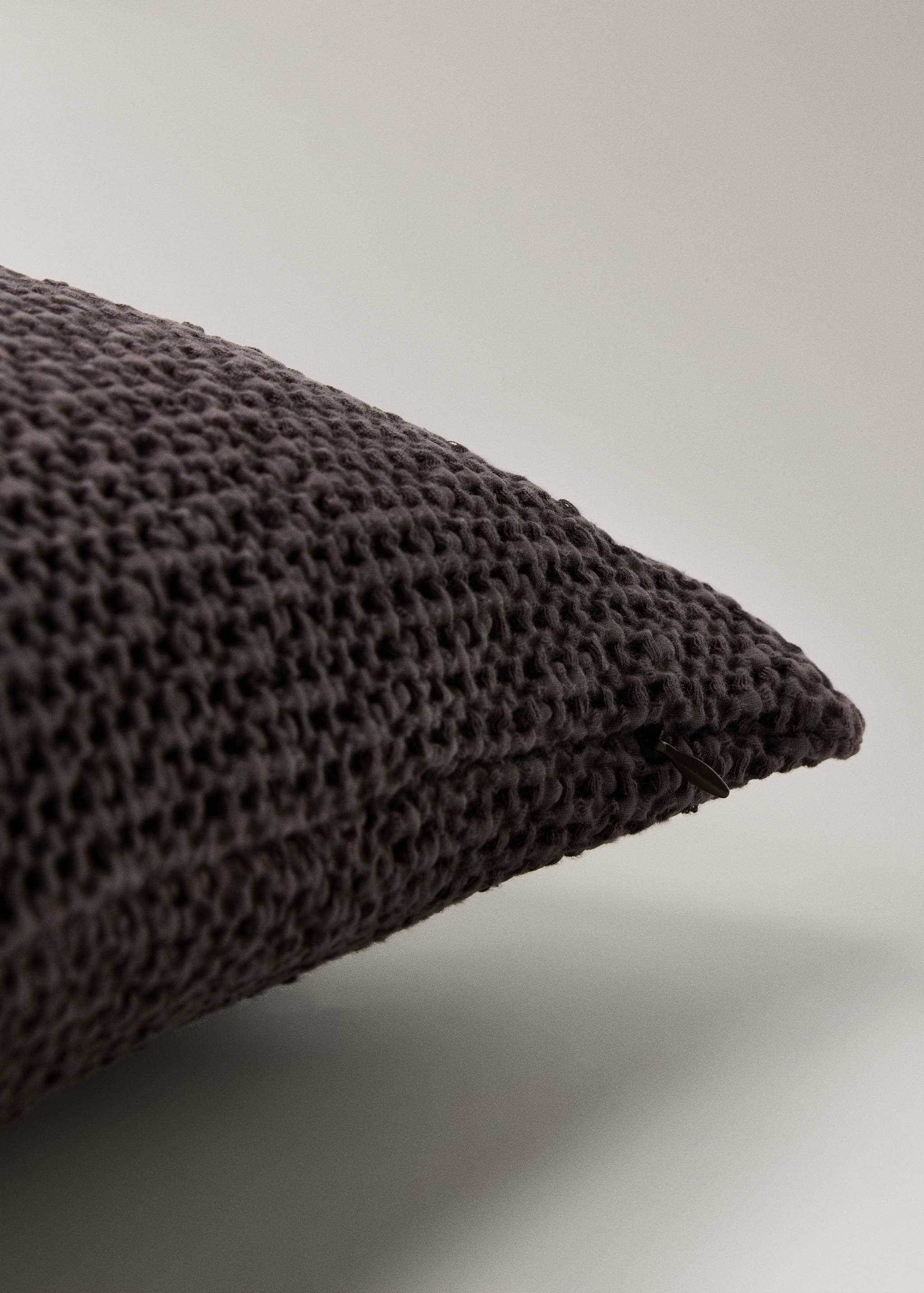 Capa de almofada decorativa de gaze de algodão garment-dyed com textura waffle 50x50 cm - Pormenor do artigo 1