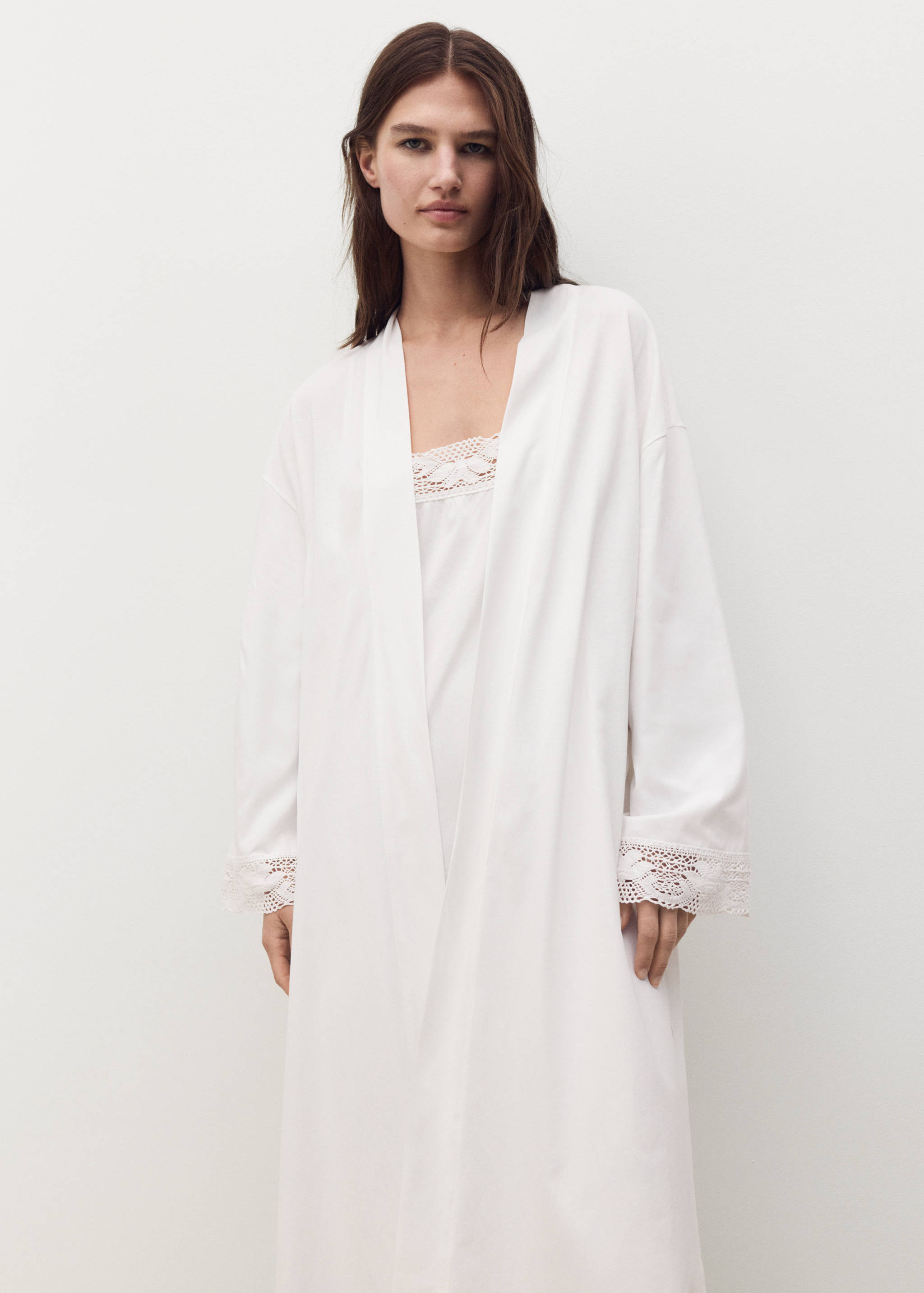 Cotton robe with lace - Medium plane