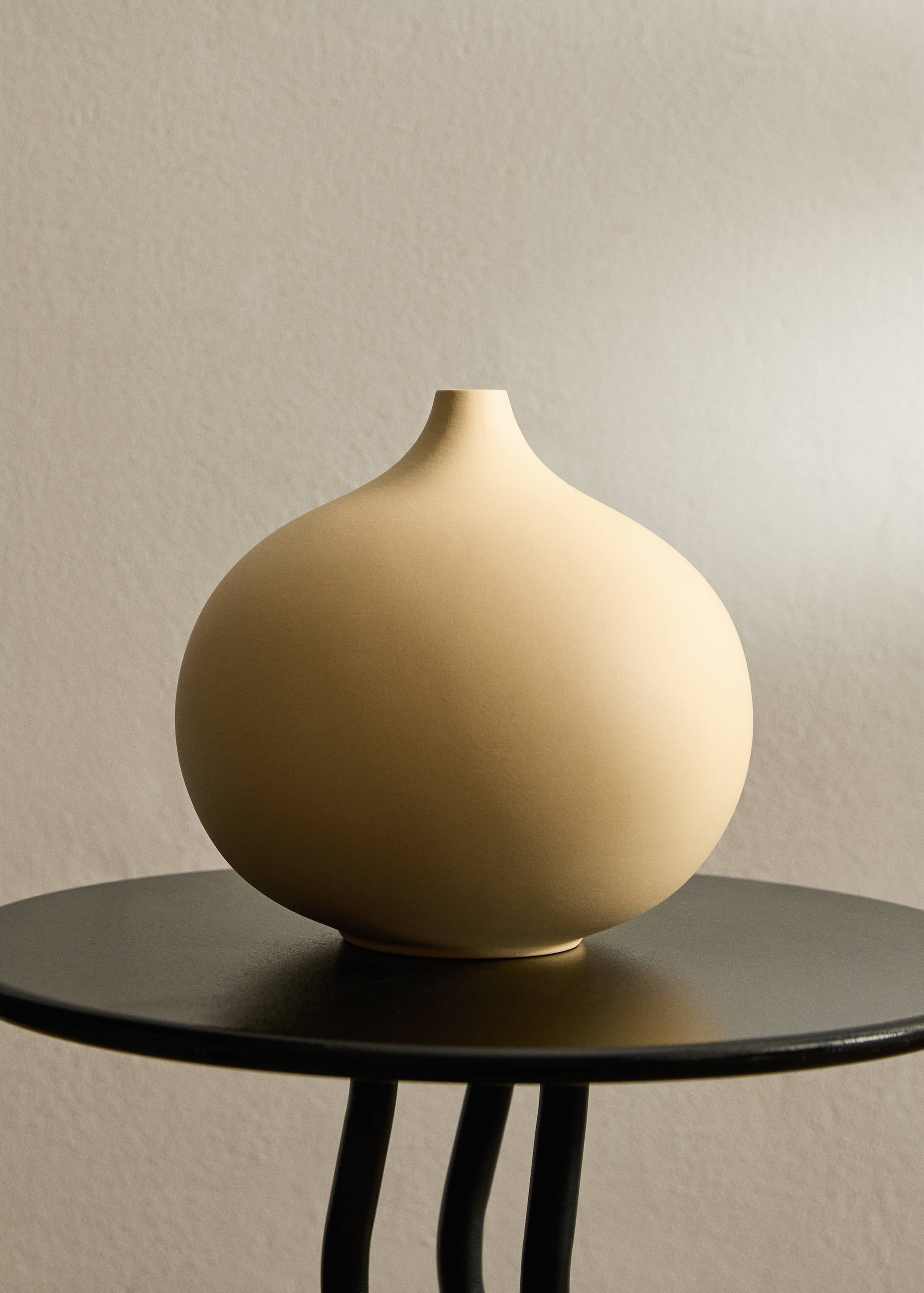Medium round stoneware jar - General plane