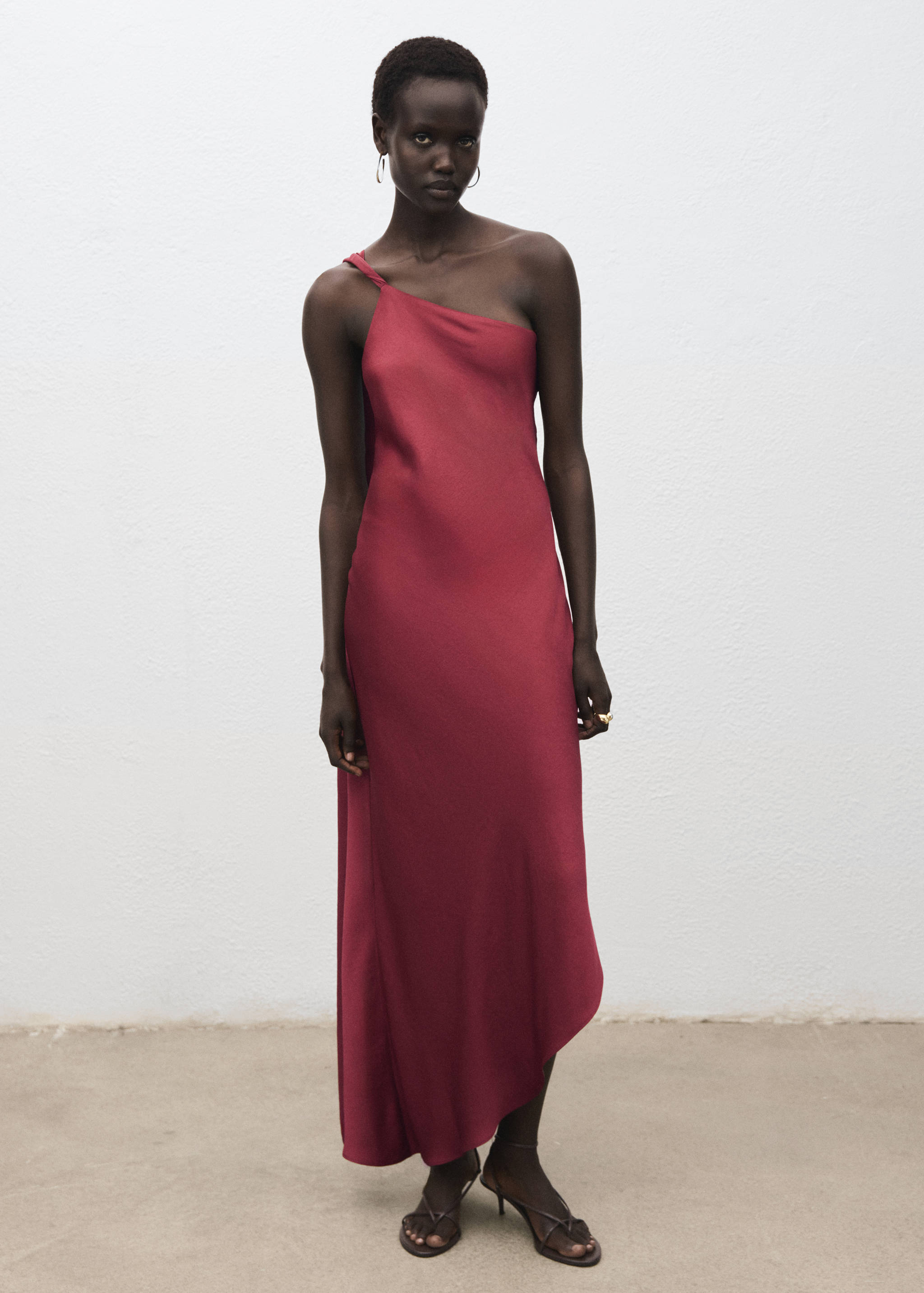 Robe satinée asymétrique - Plan général