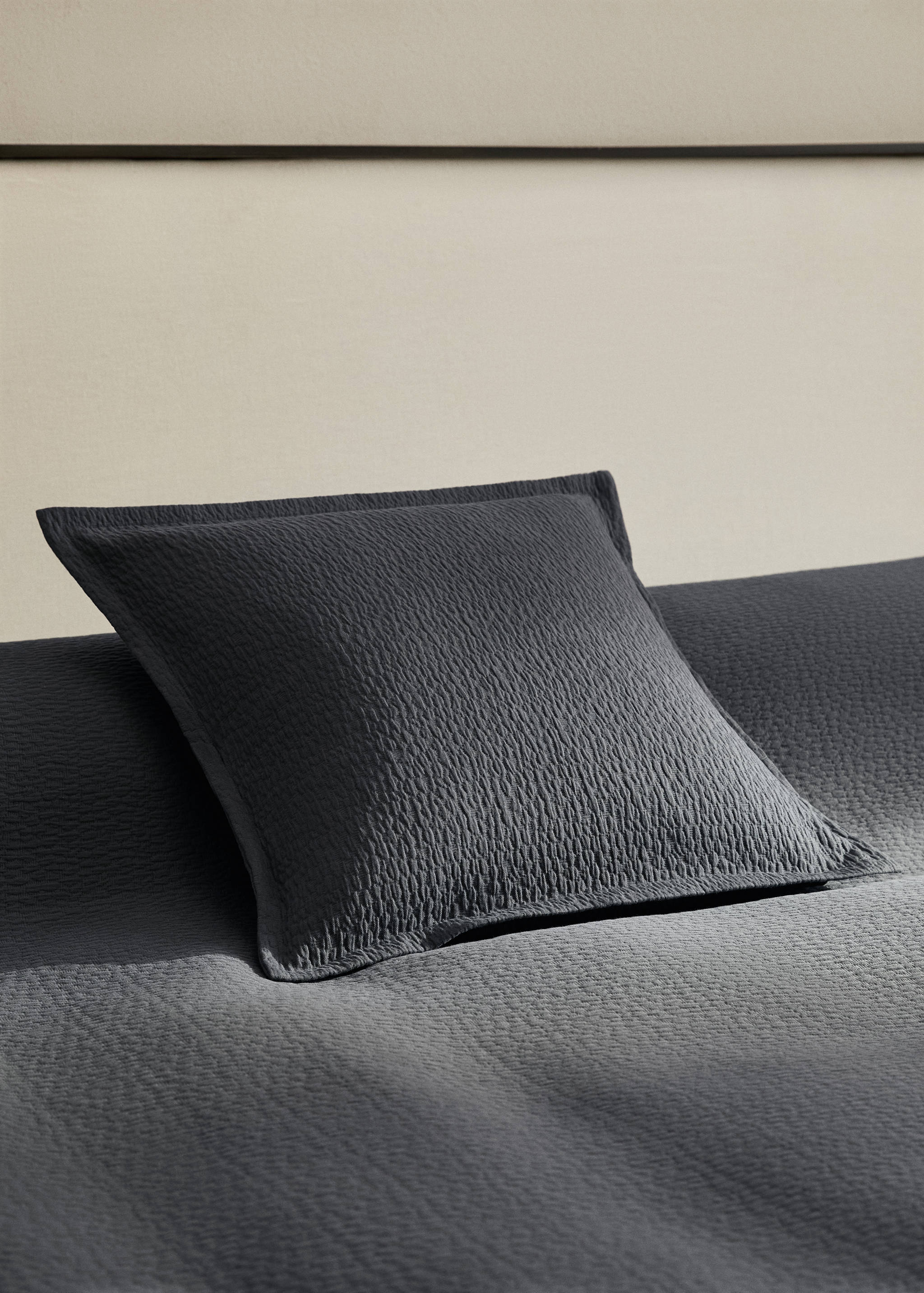 Garment-dyed cotton textured cushion cover 50x50 cm - General plane
