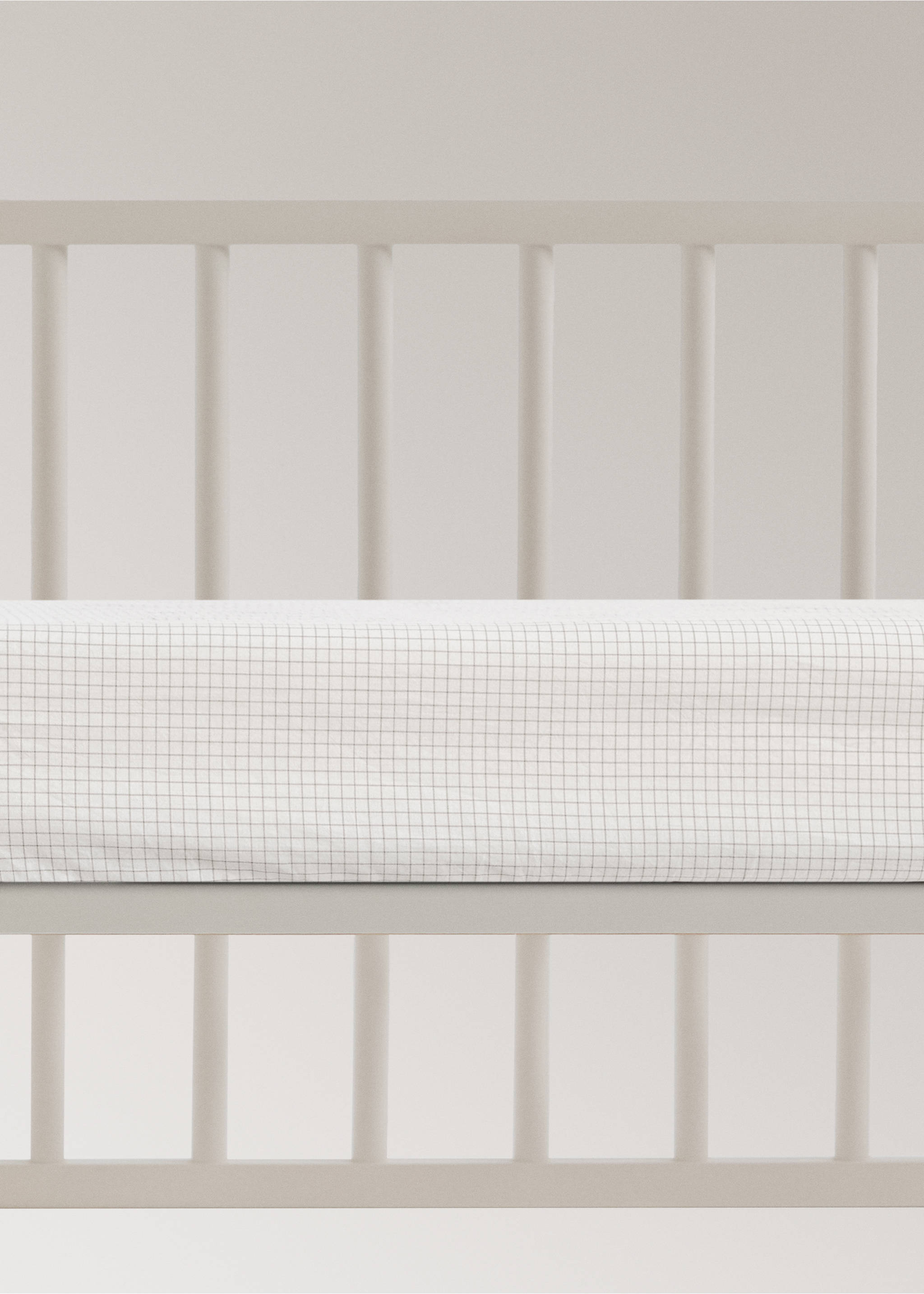 Cotton yarn-dyed fitted sheet with mini-check pattern for cot - Article without model, Ecru. Ref: 17071566-00.