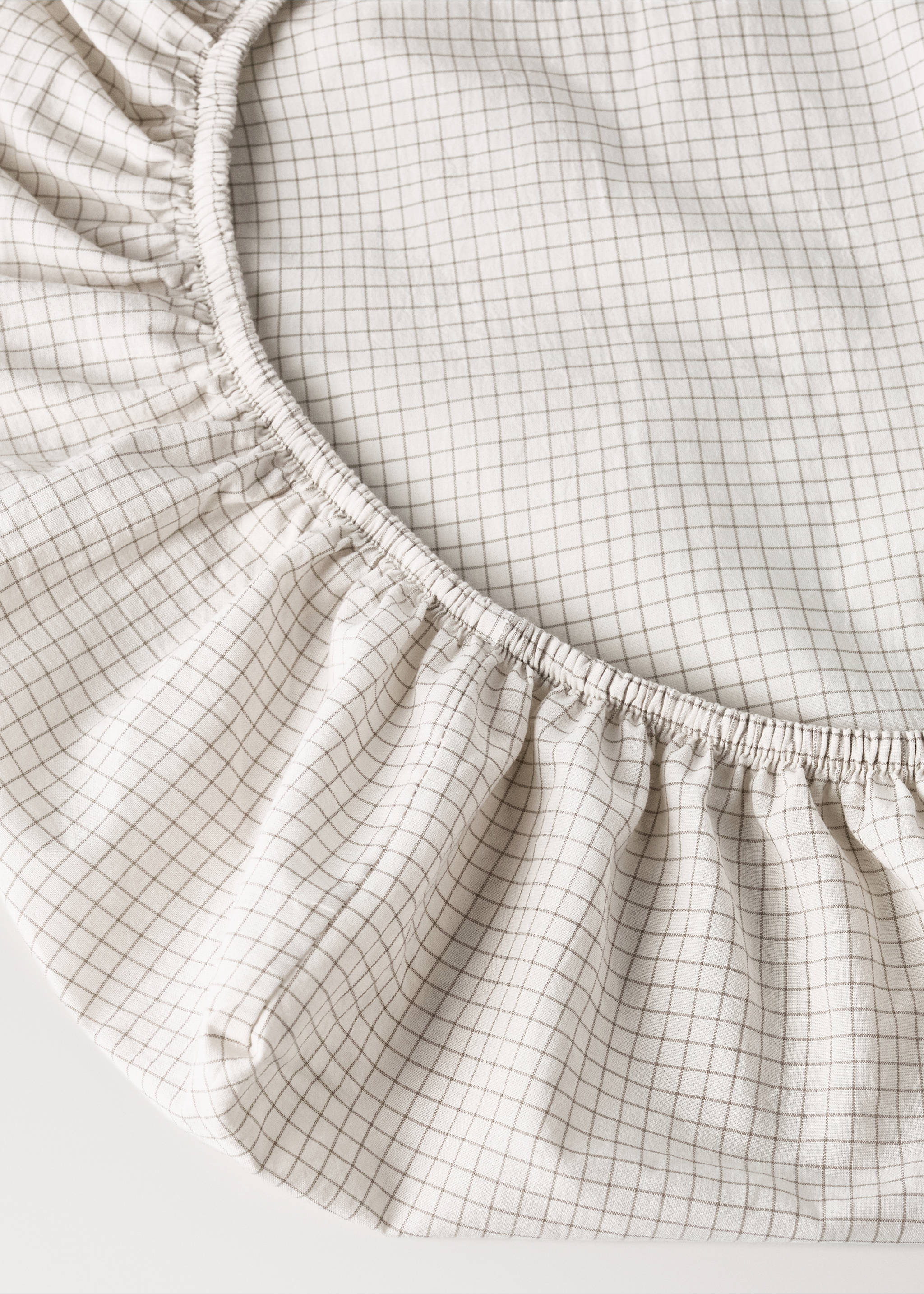 Cotton yarn-dyed fitted sheet with mini-check pattern for cot - Details of the article 1, Ecru. Ref: 17071566-00.