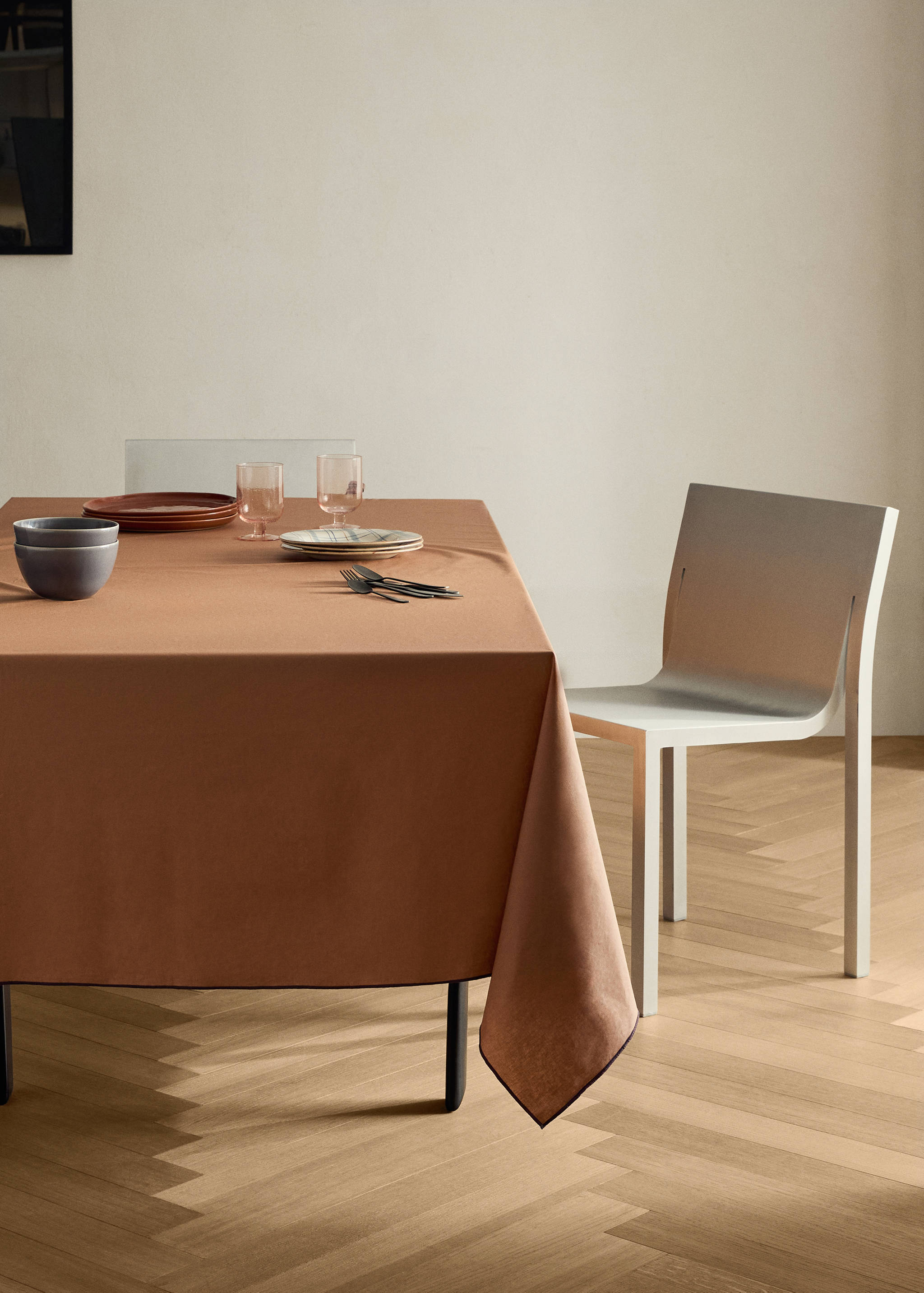 Resin-coated cotton tablecloth with overlock stitching for 6 to 8 diners - General plane