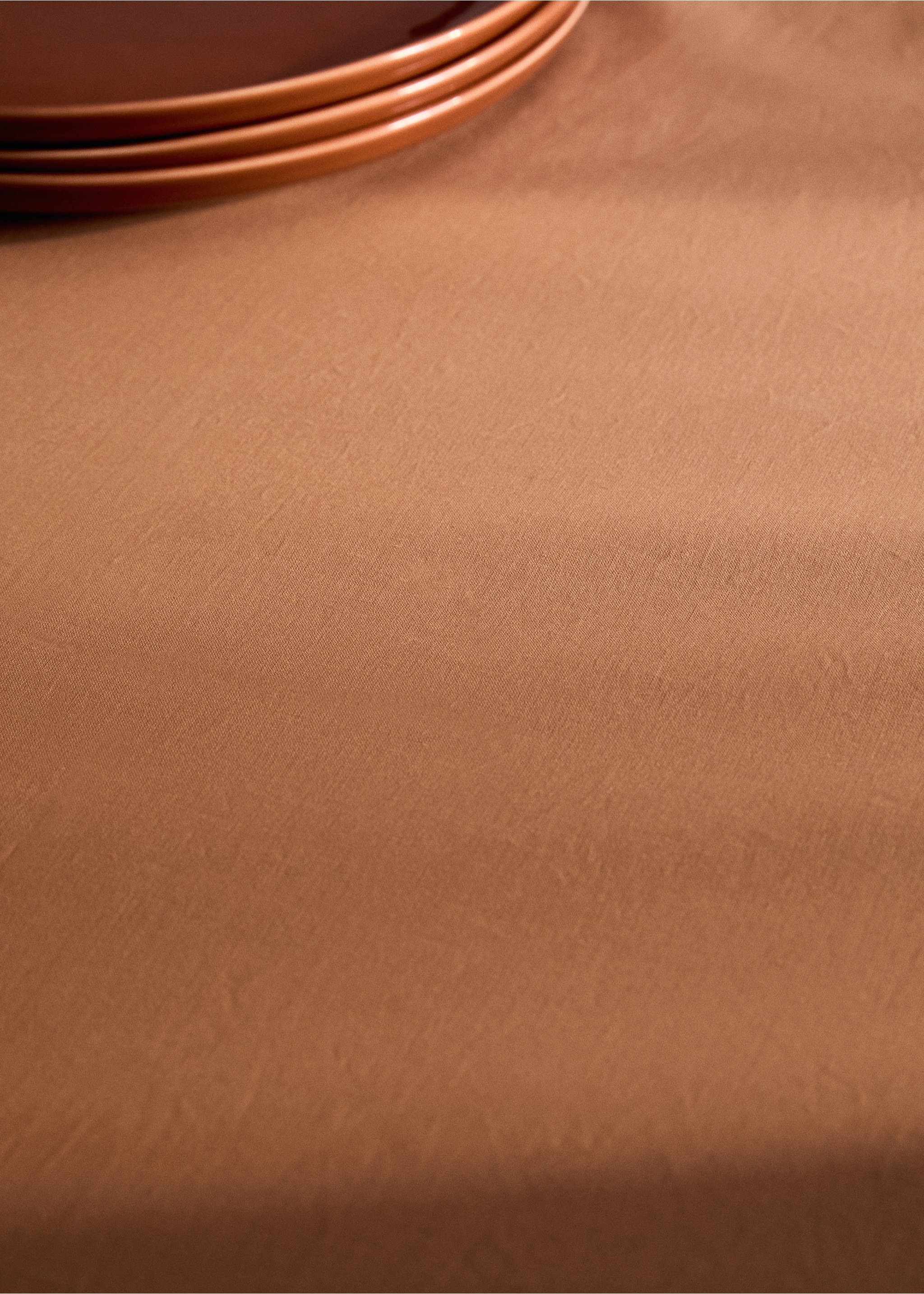 Resin-coated cotton tablecloth with overlock stitching for 6 to 8 diners - Details of the article 7, Medium Brown. Ref: 17071585-00.