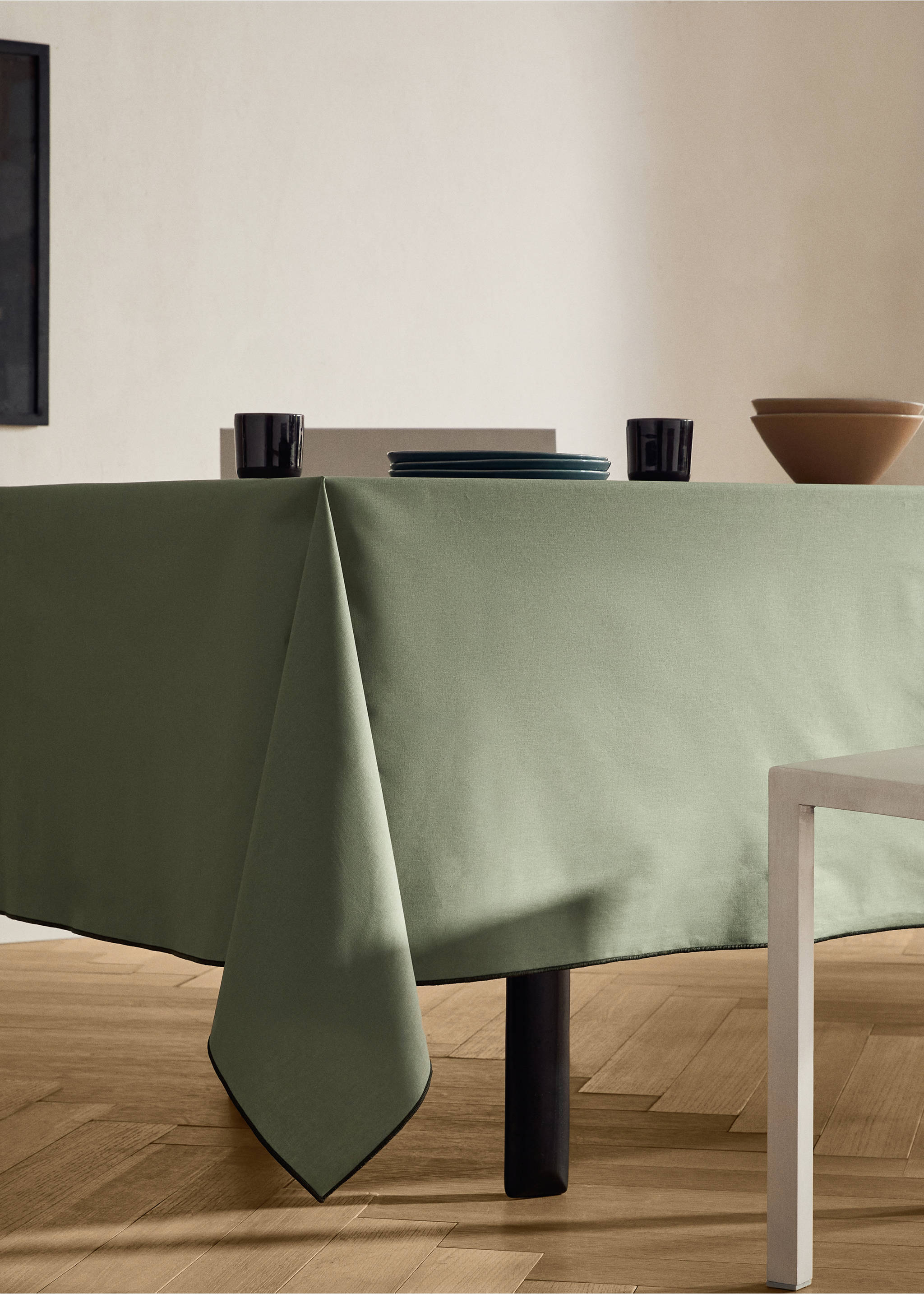 Resin-coated cotton tablecloth with overlock stitching for 6 to 8 diners - General plane, Medium Green. Ref: 17071585-00.