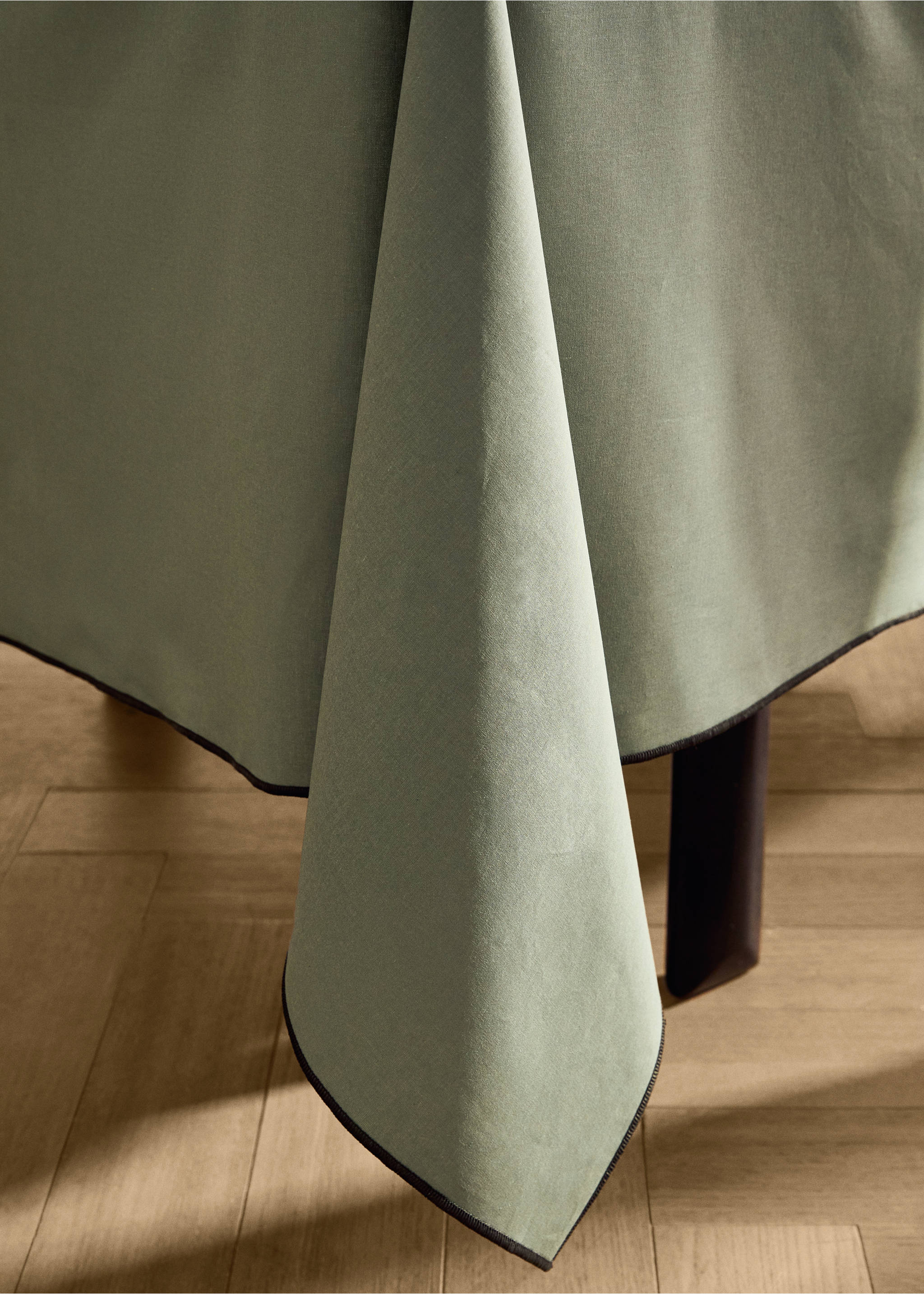 Resin-coated cotton tablecloth with overlock stitching for 6 to 8 diners - Details of the article 7, Medium Green. Ref: 17071585-00.
