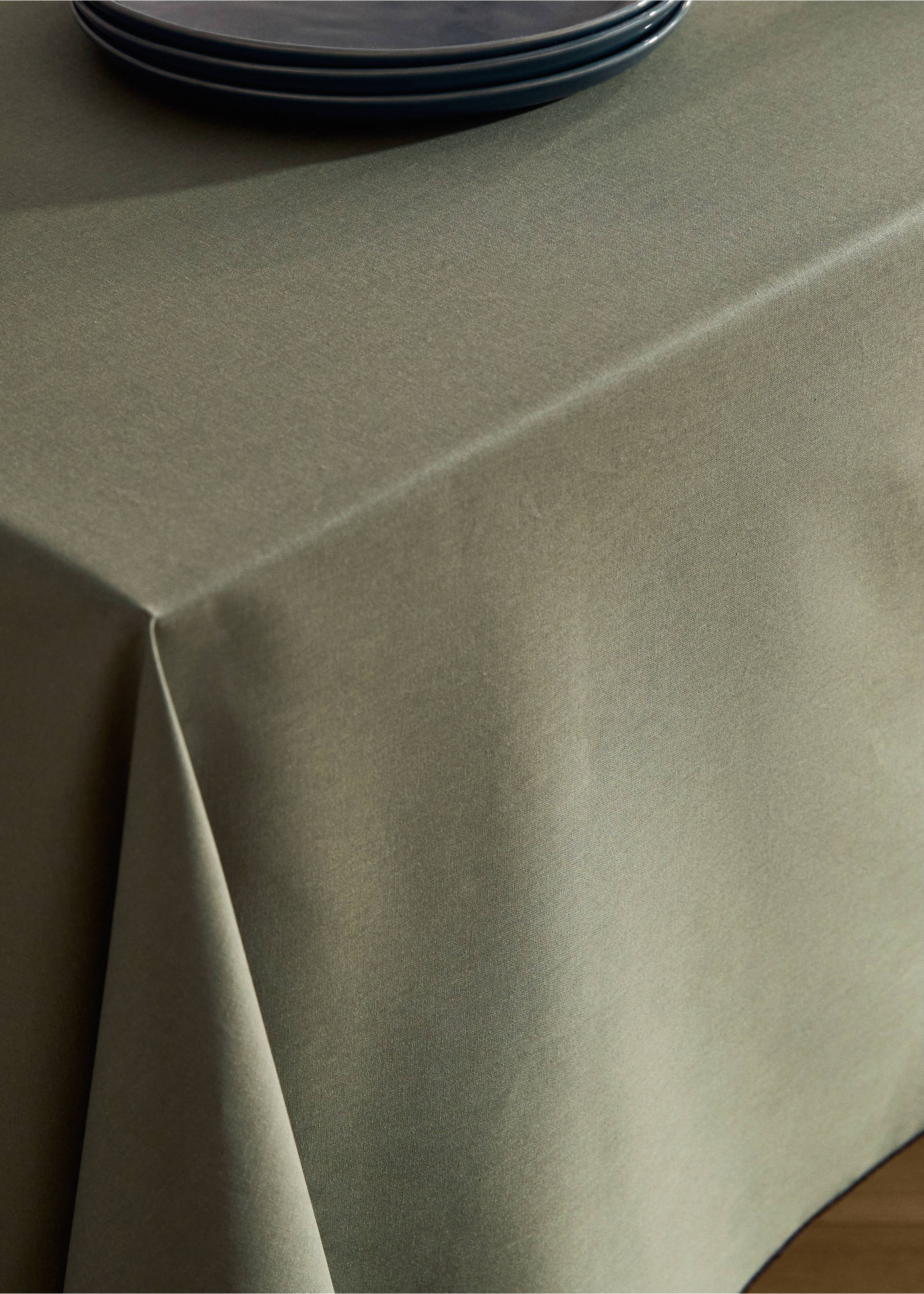 Resin-coated cotton tablecloth with overlock stitching for 6 to 8 diners - Details of the article 8, Medium Green. Ref: 17071585-00.
