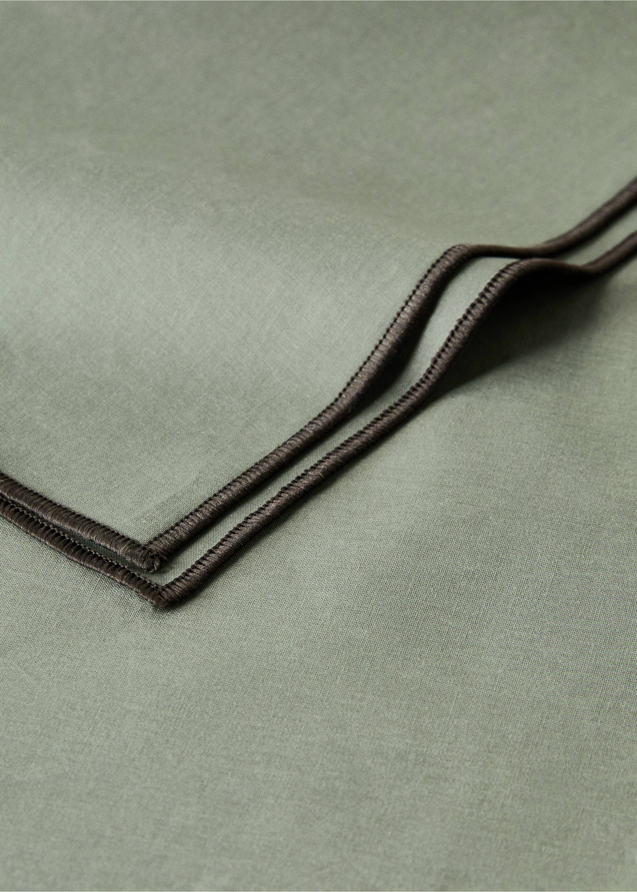Resin-coated cotton tablecloth with overlock stitching for 6 to 8 diners - Details of the article 1, Medium Green. Ref: 17071585-00.