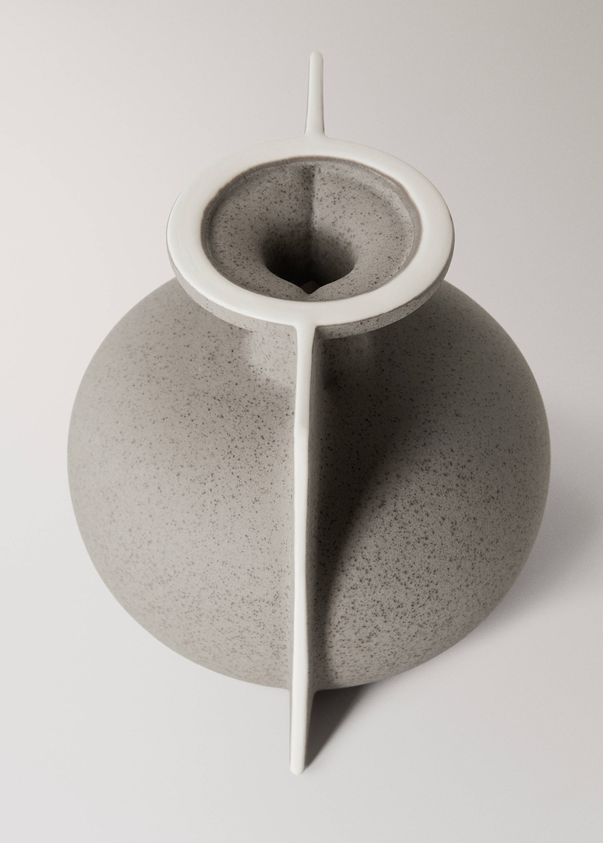 Vază mică tip sticlă din ceramică - Detaliu al articolului 1