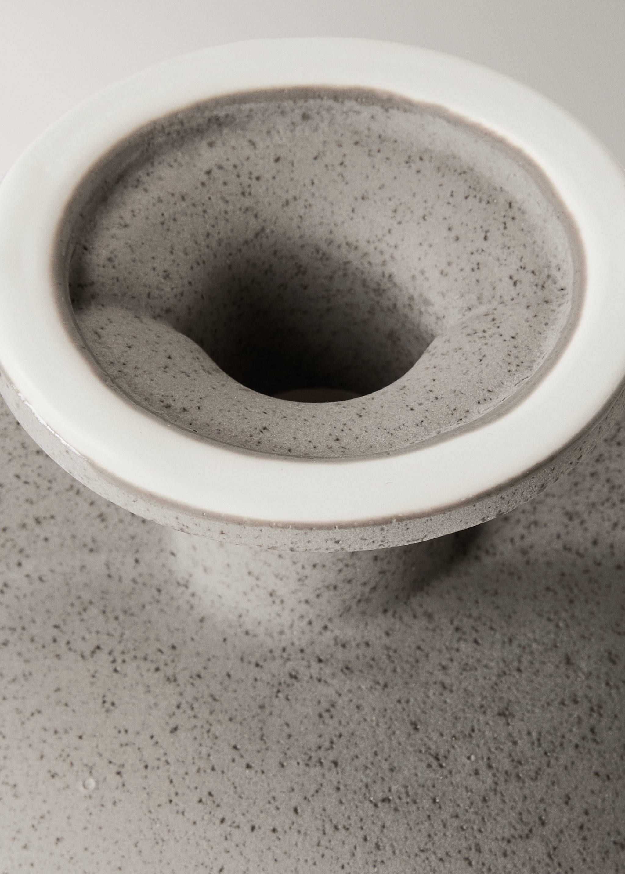 Vază mică tip sticlă din ceramică - Detaliu al articolului 2