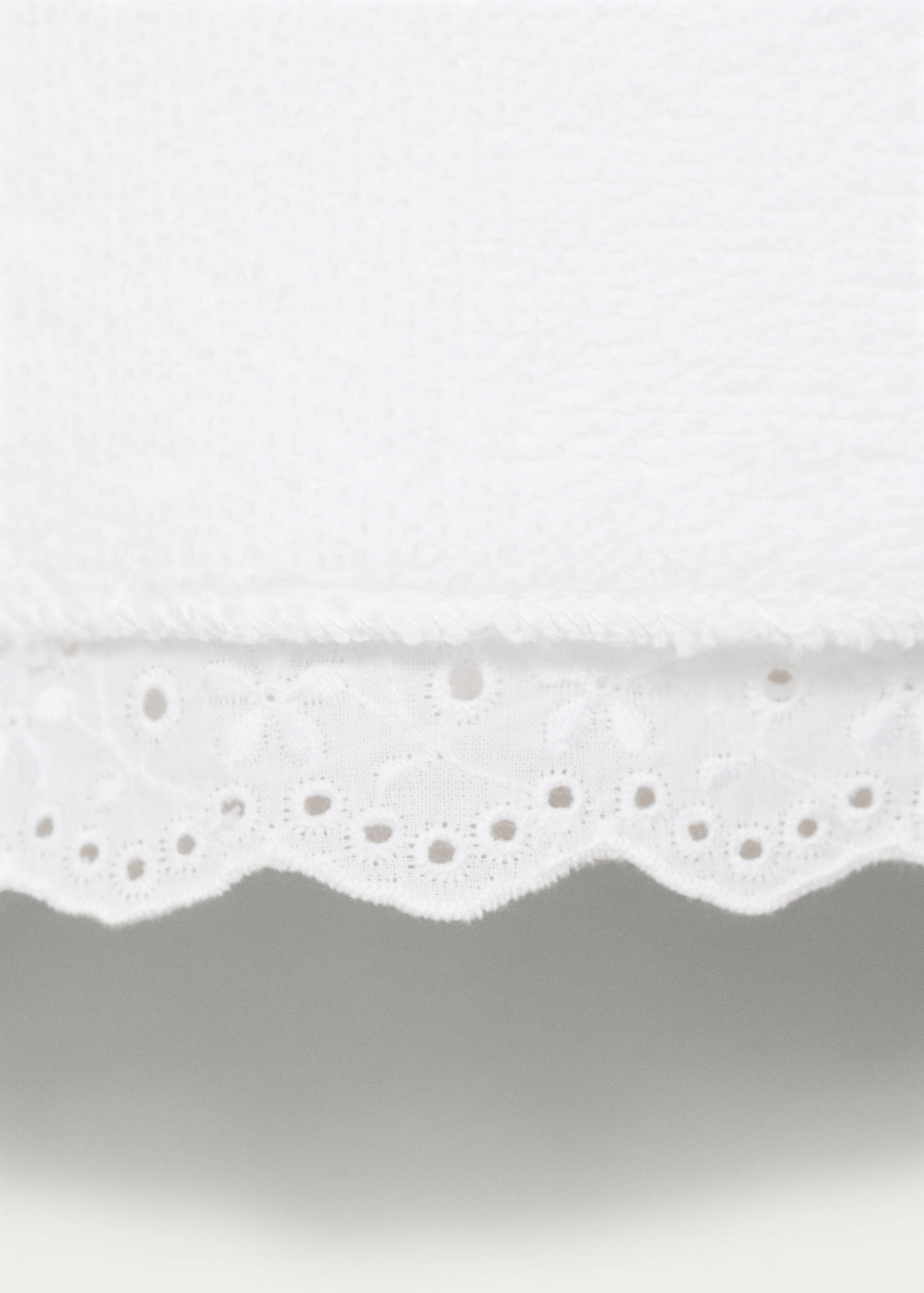 Bavoir bouclette avec bordure en dentelle - Détail de l'article 2