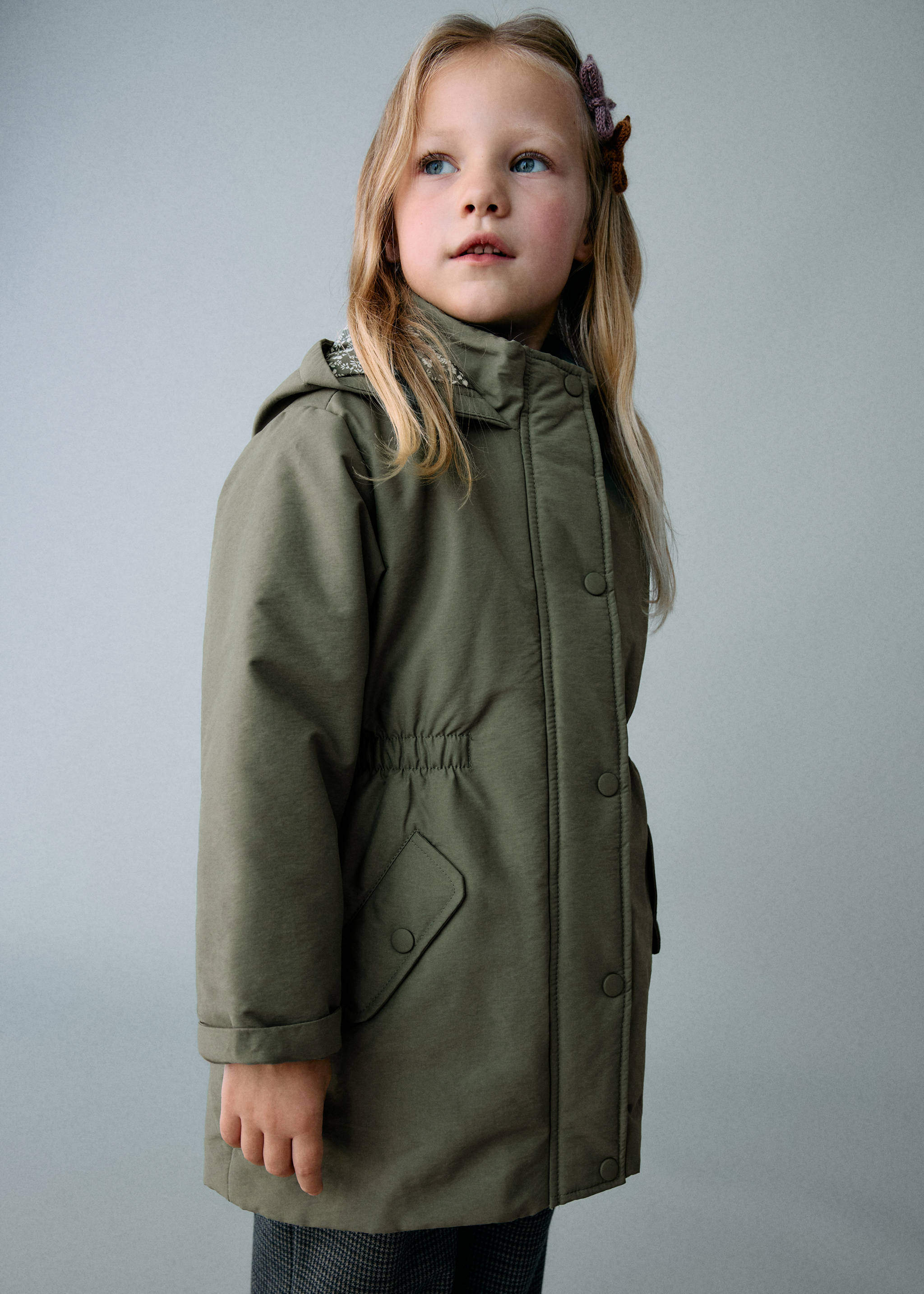 Gabardina capuz - Plano geral