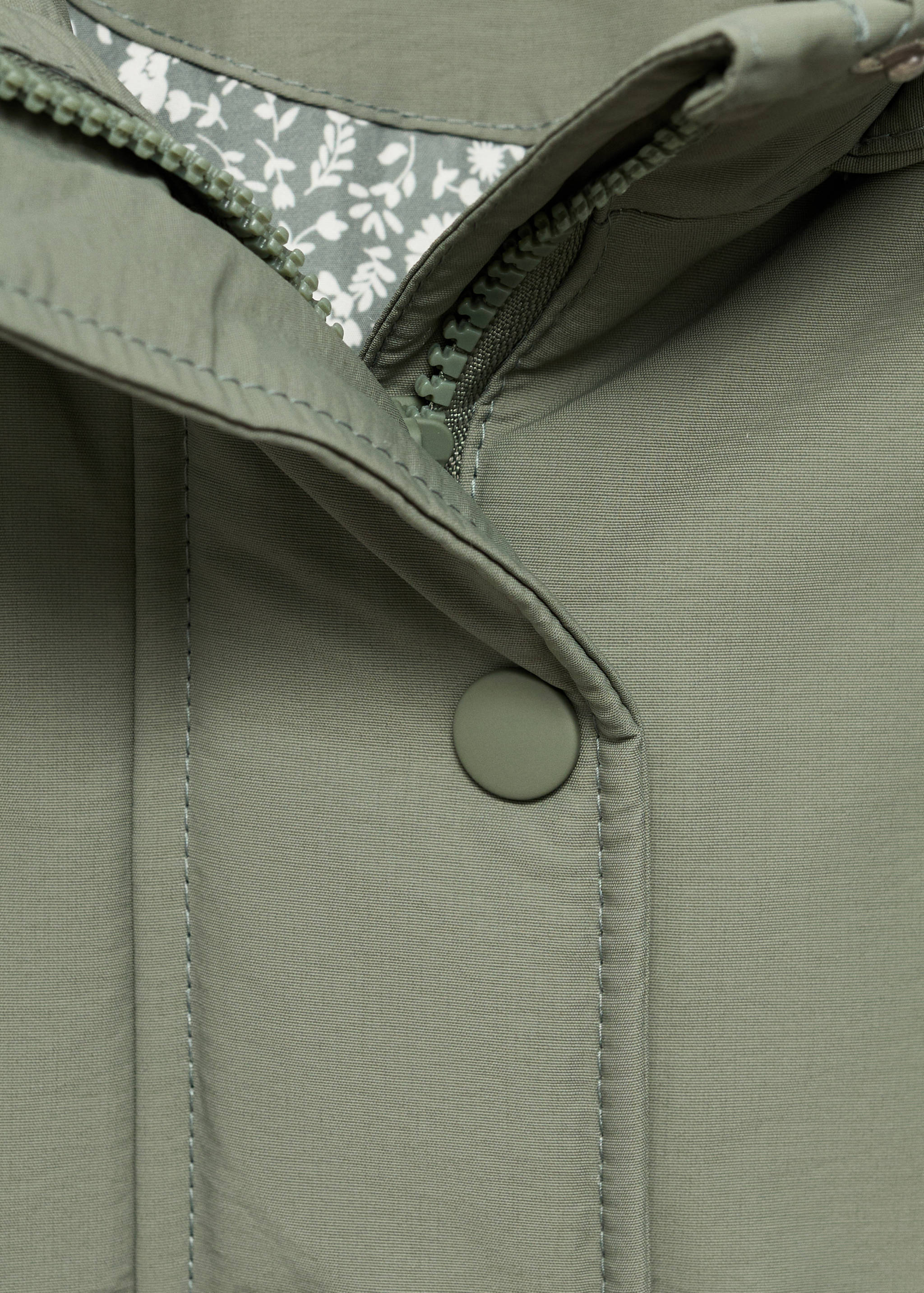 Gabardina capuz - Pormenor do artigo 8