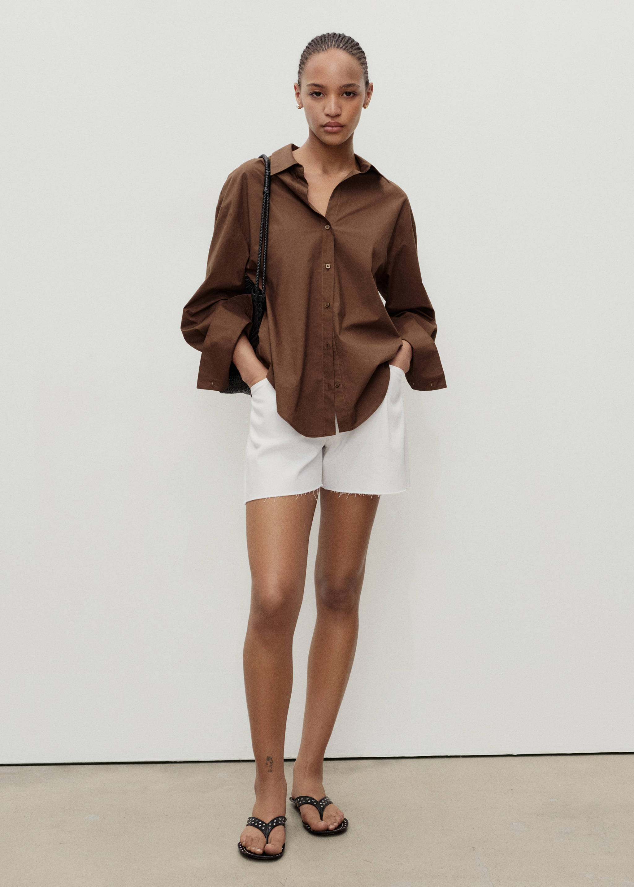 شورت دنيم منخفض بحواف مهترئة مع طيات - رؤية عامة