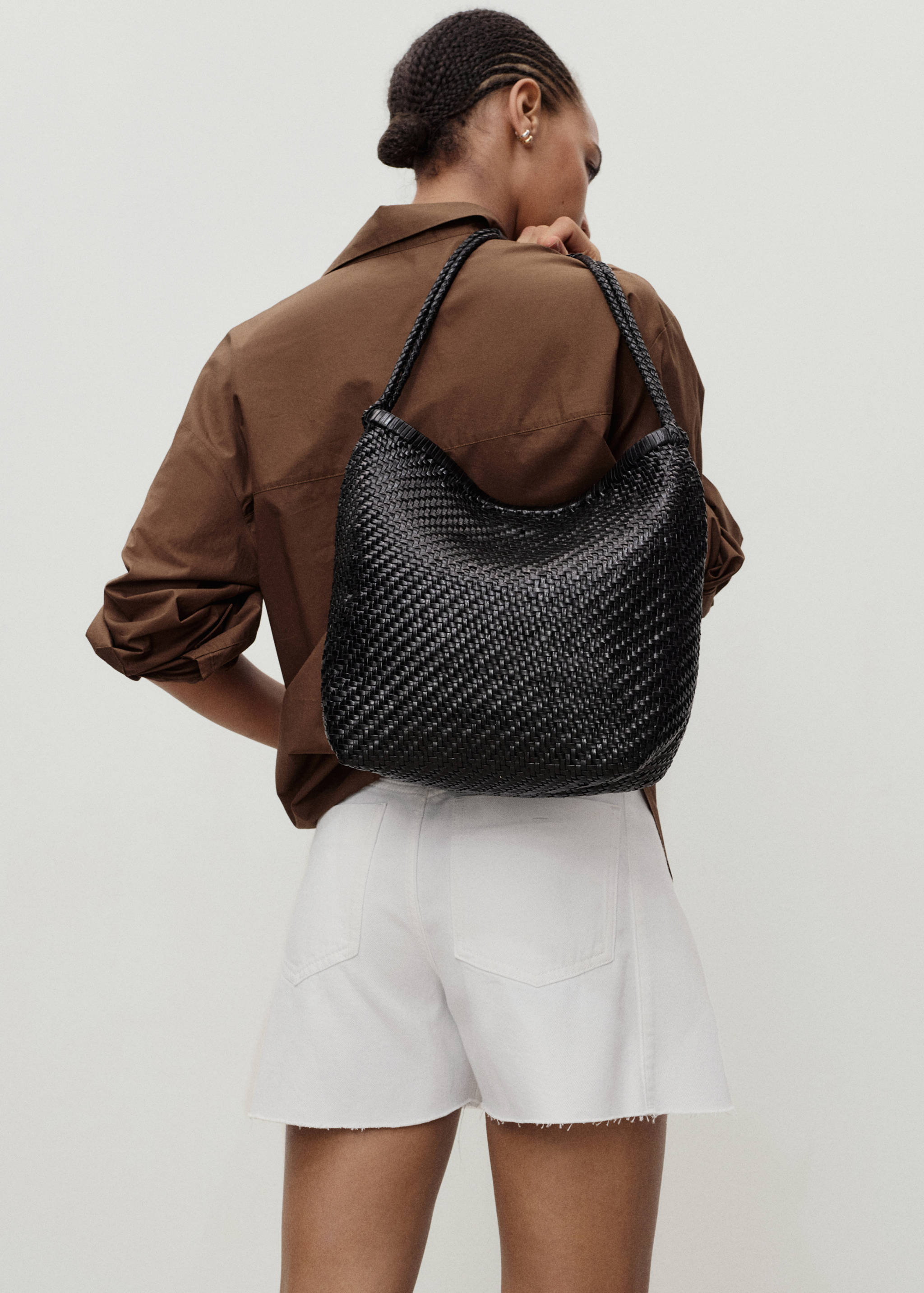 شورت دنيم منخفض بحواف مهترئة مع طيات - الجهة الخلفية للمنتج