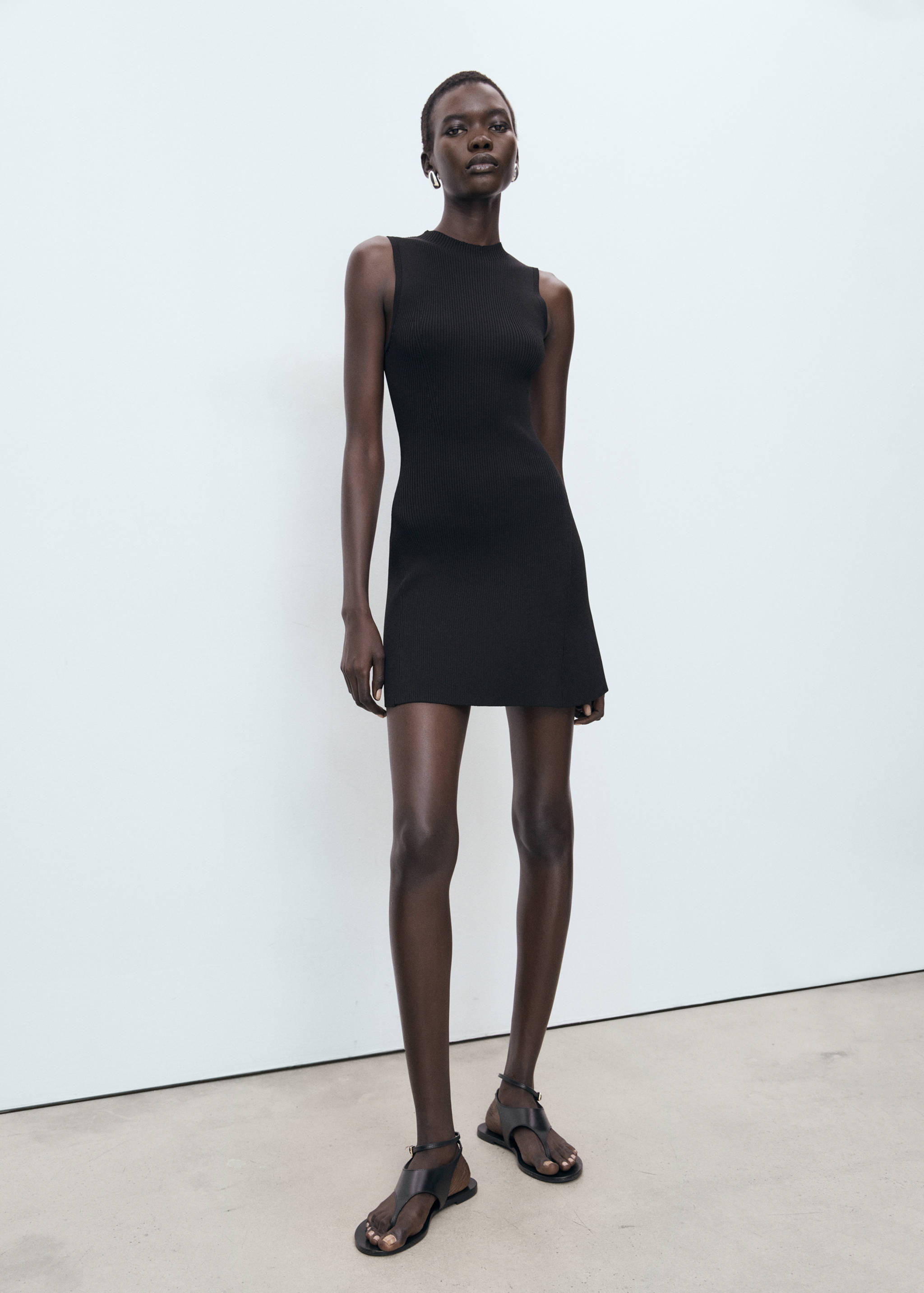 Rochie din tricot cambrată - Plan general