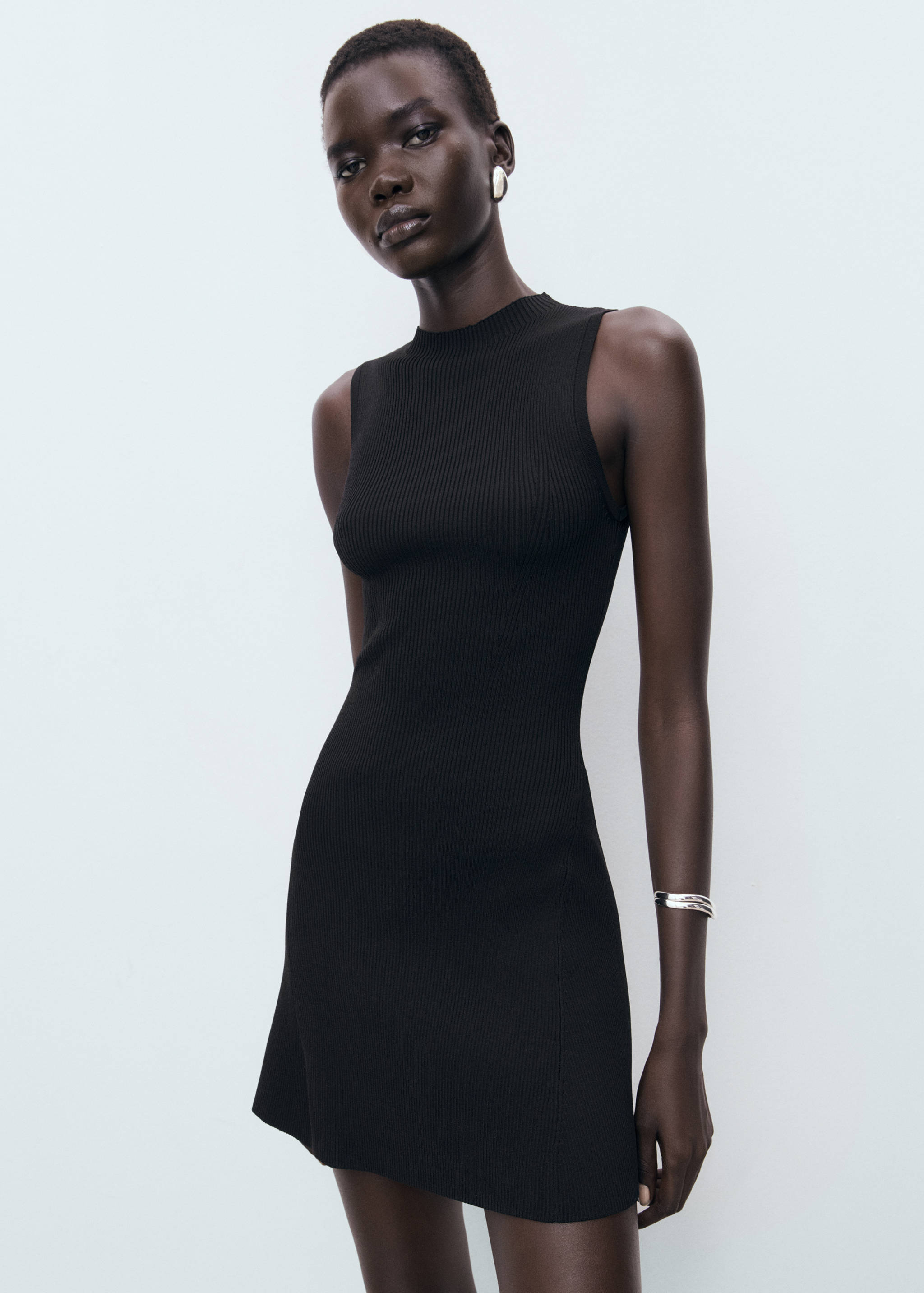 Rochie din tricot cambrată - Plan mediu