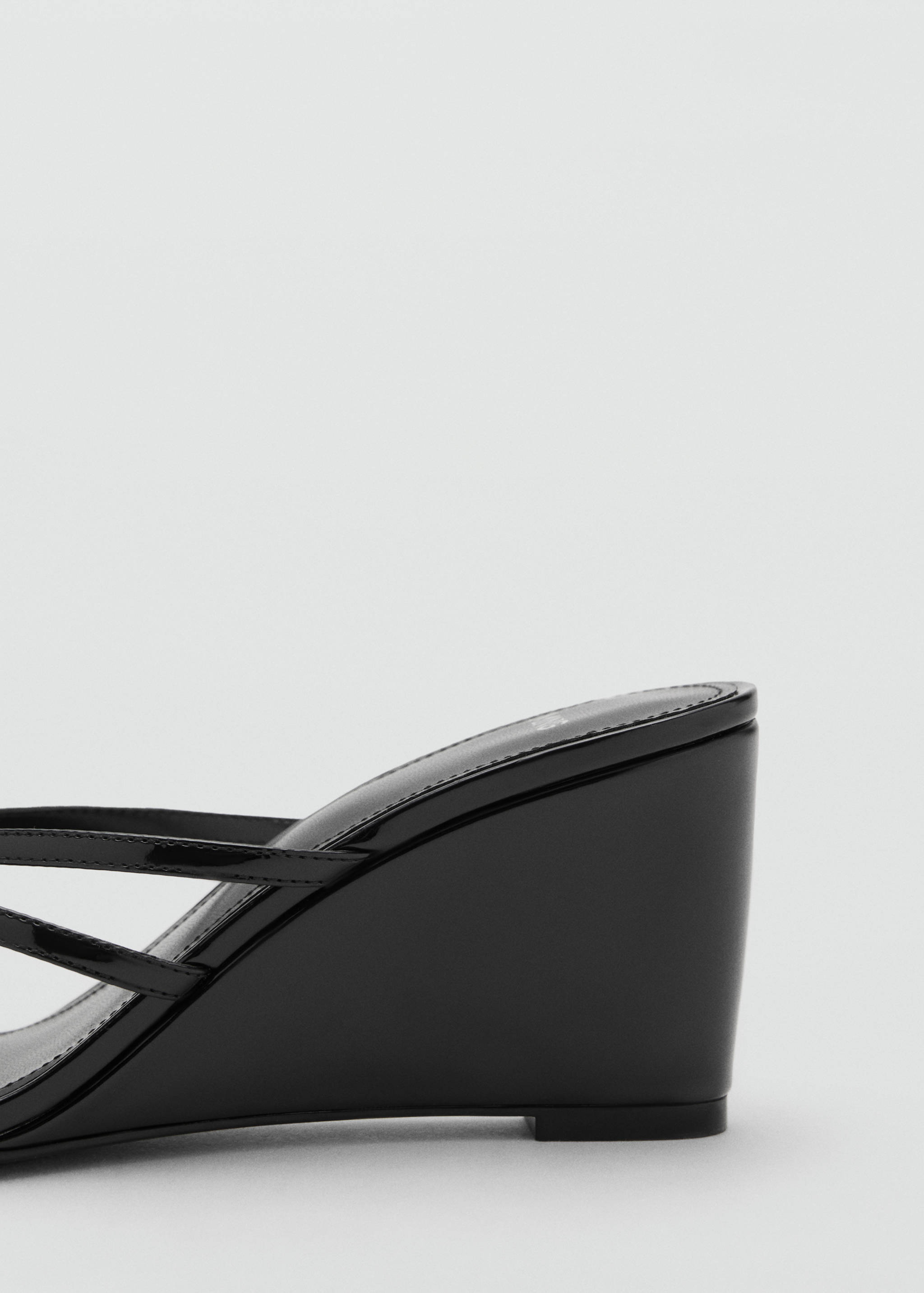 Wedge sandals with crisscross straps - Details of the article 1