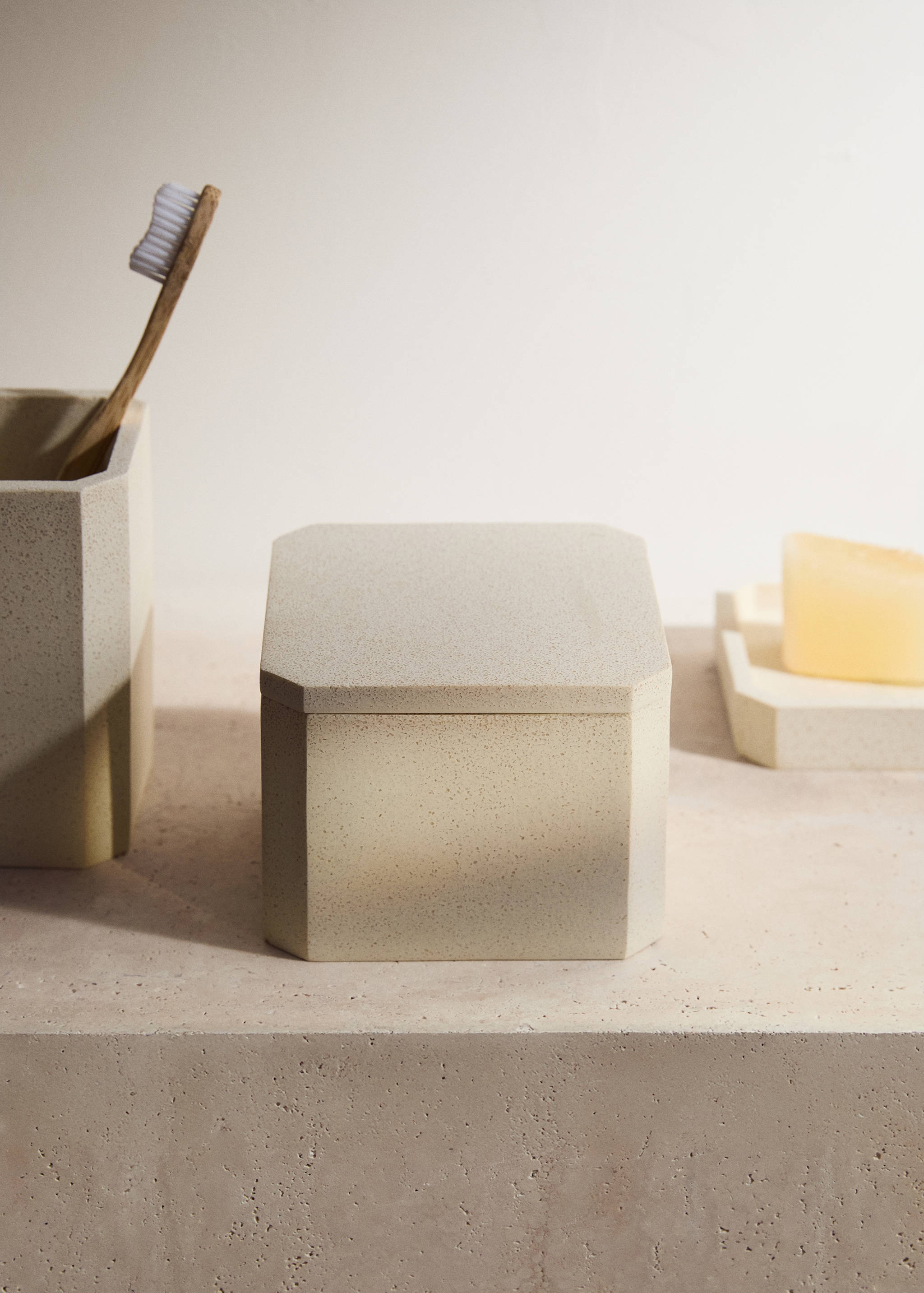 Firkantet baderomsbeholder i harpiks - Total bildeutsnitt