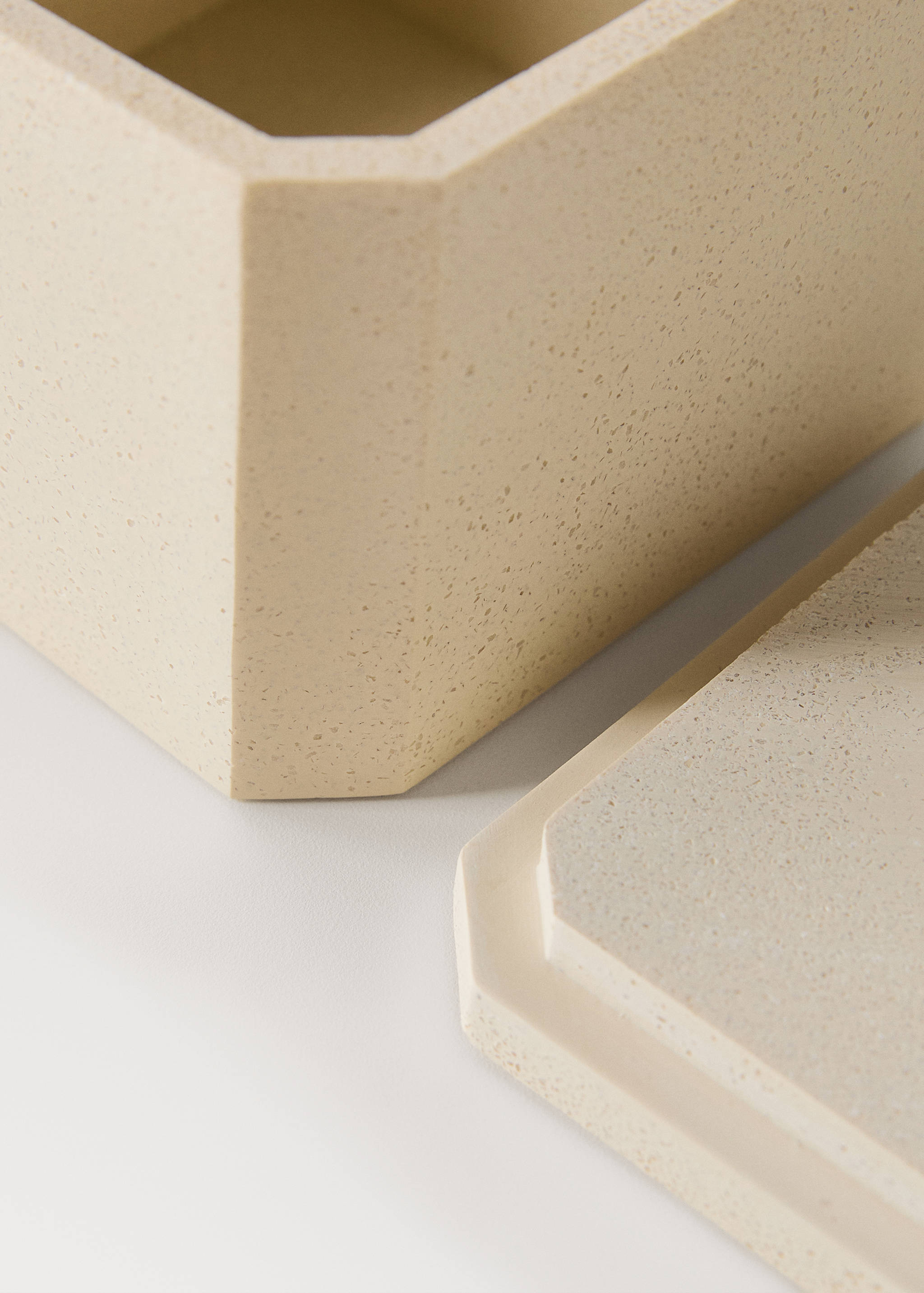 Firkantet baderomsbeholder i harpiks - Artikkeldetalj 2