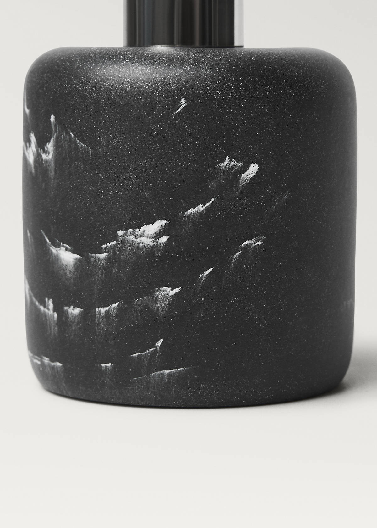 Marble-effect dispenser — Black