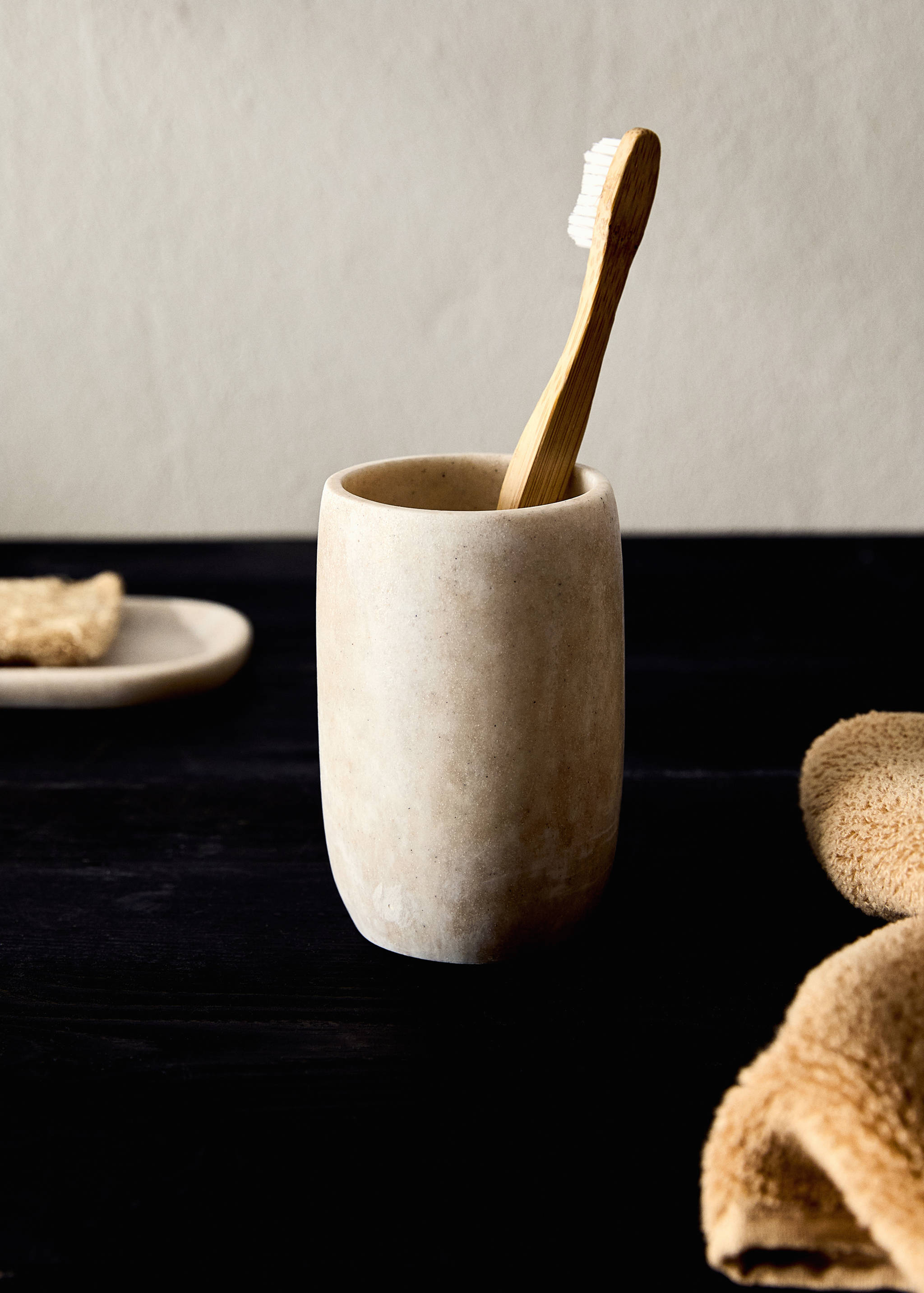 Marble-effect resin bathroom glass - General plane