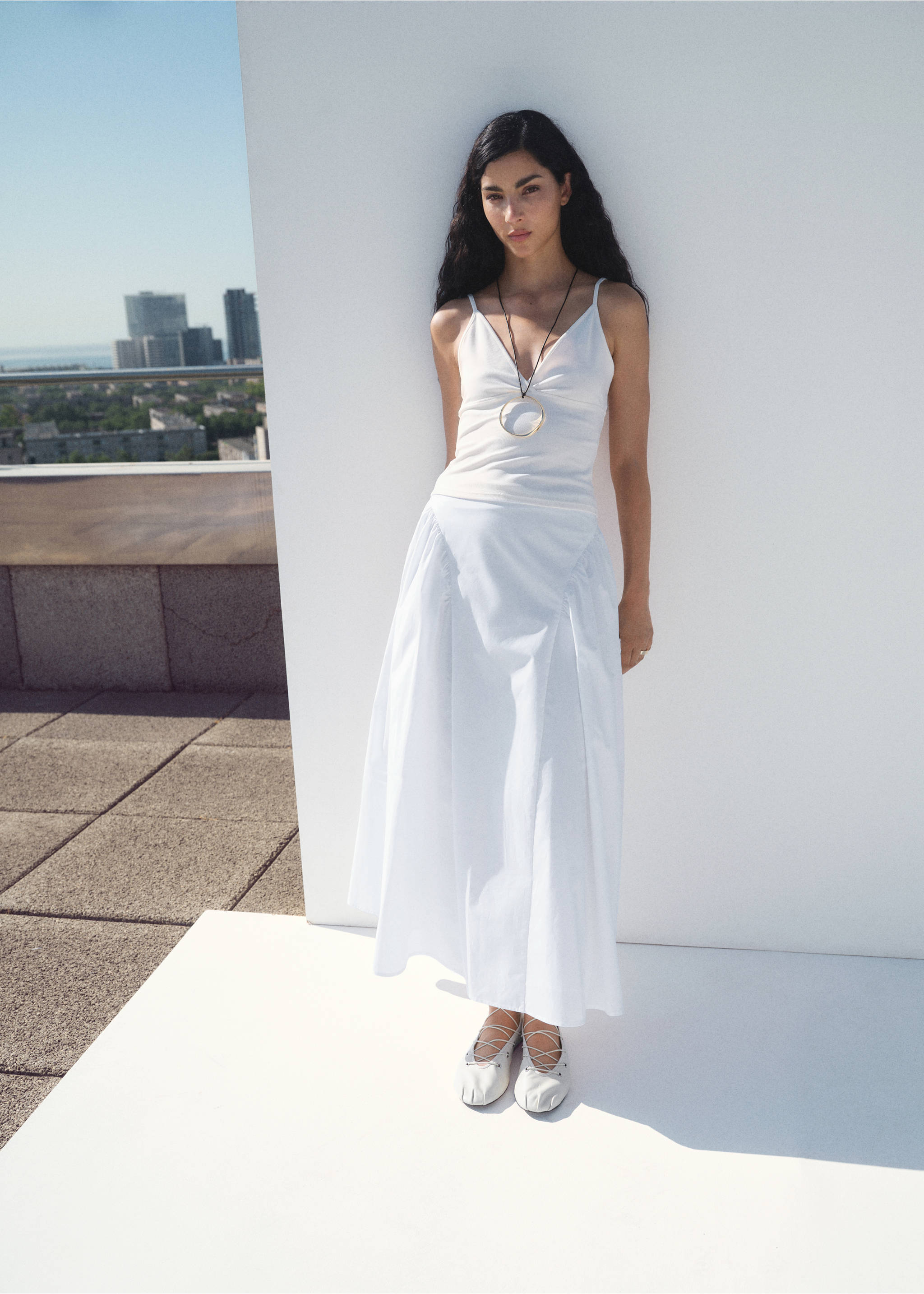 Pamuklu büzgülü midi etek - Genel plan, Beyaz. Ref: 17072925-00.