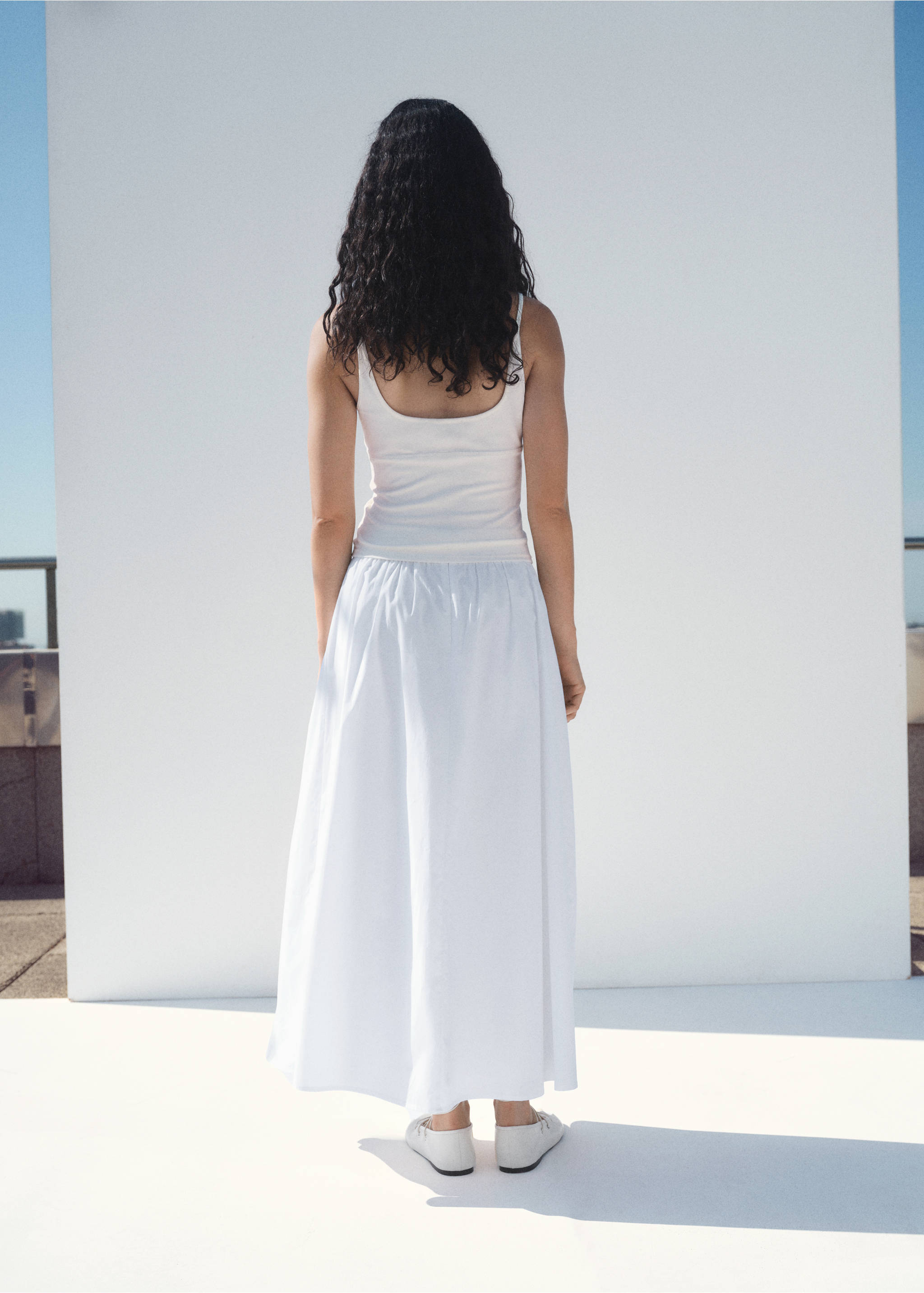 Pamuklu büzgülü midi etek - Orta plan, Beyaz. Ref: 17072925-00.