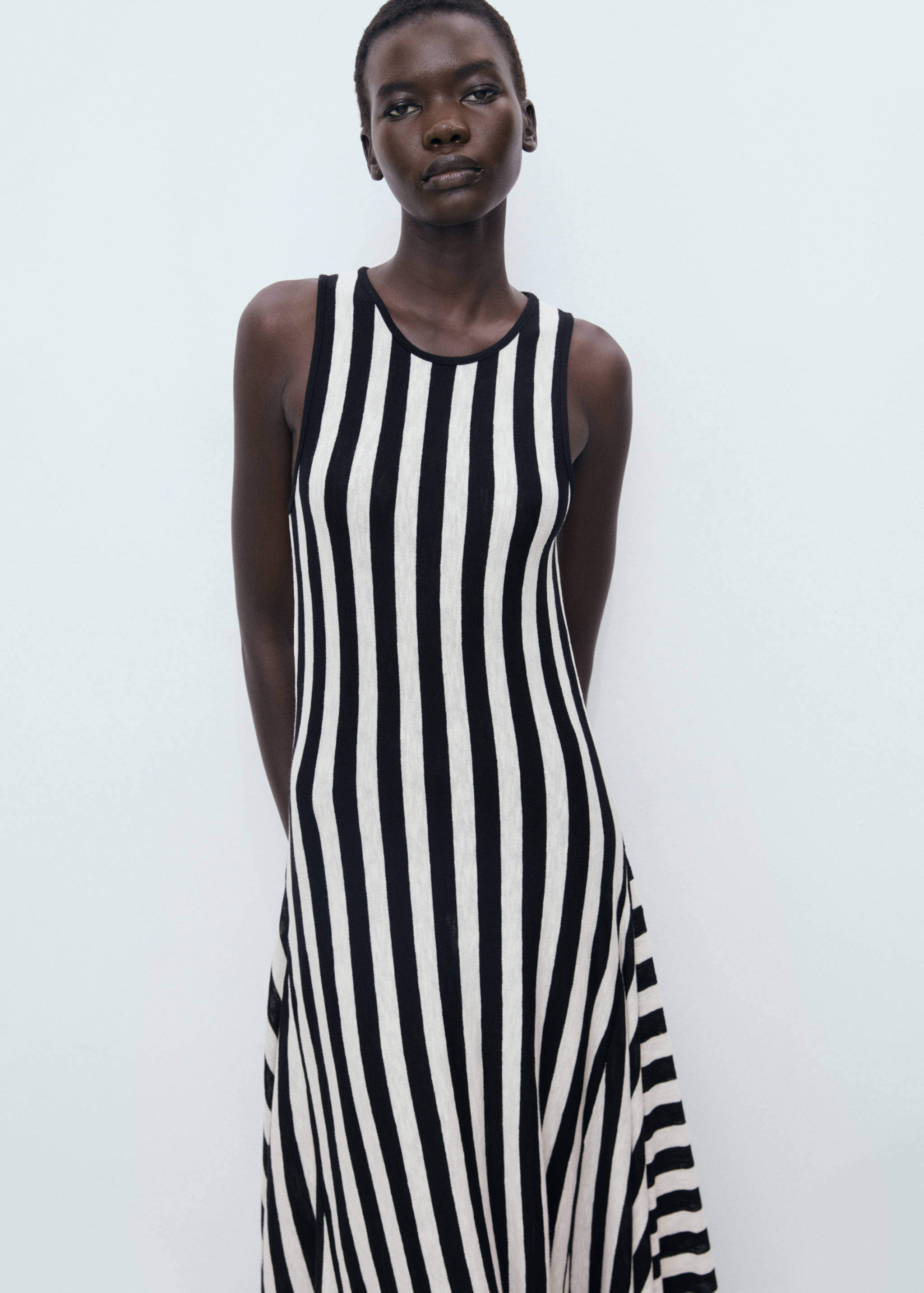 Robe en maille bas asymétrique - Plan moyen