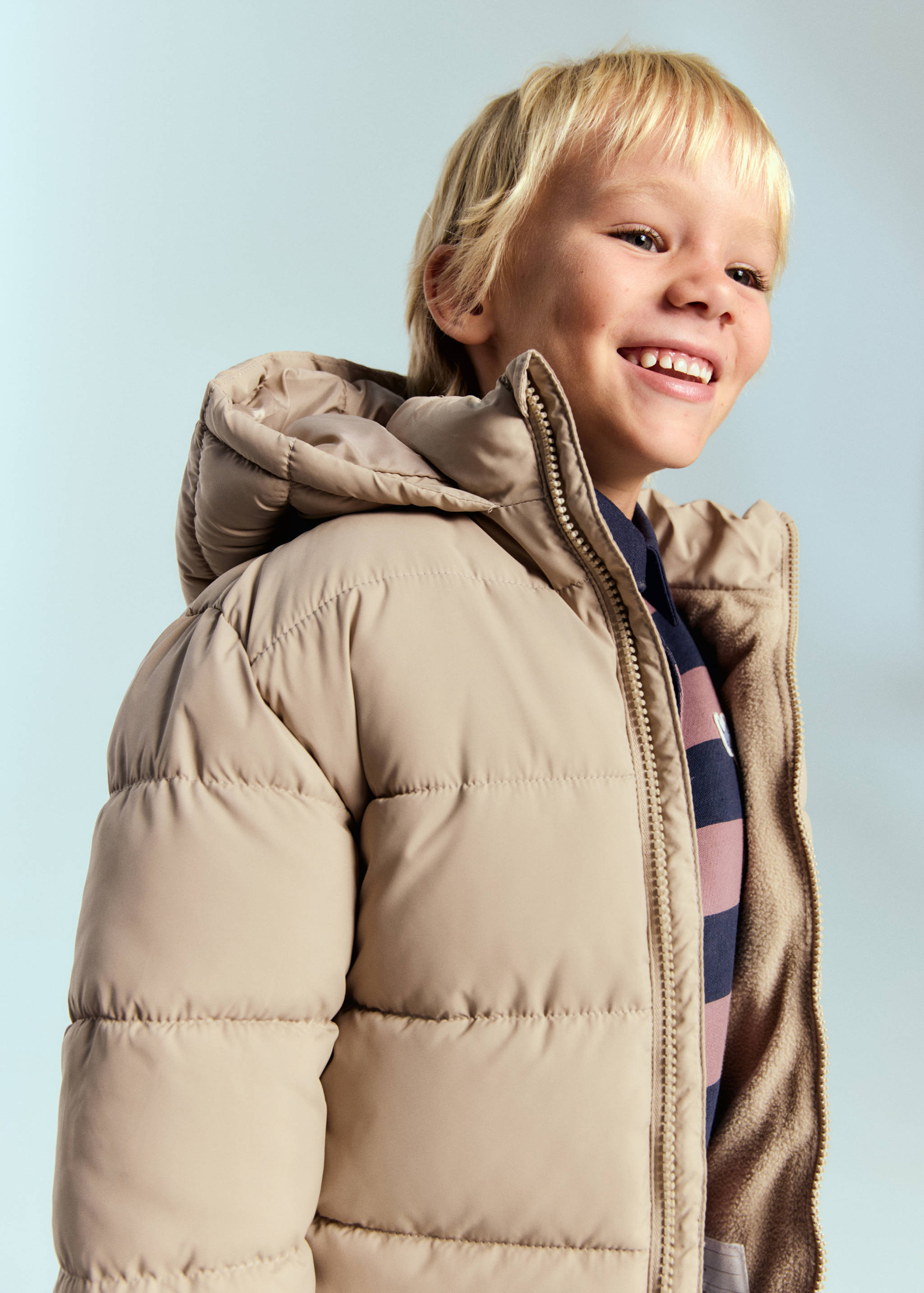 Sobretudo de capuz com forro acolchoado - Plano médio