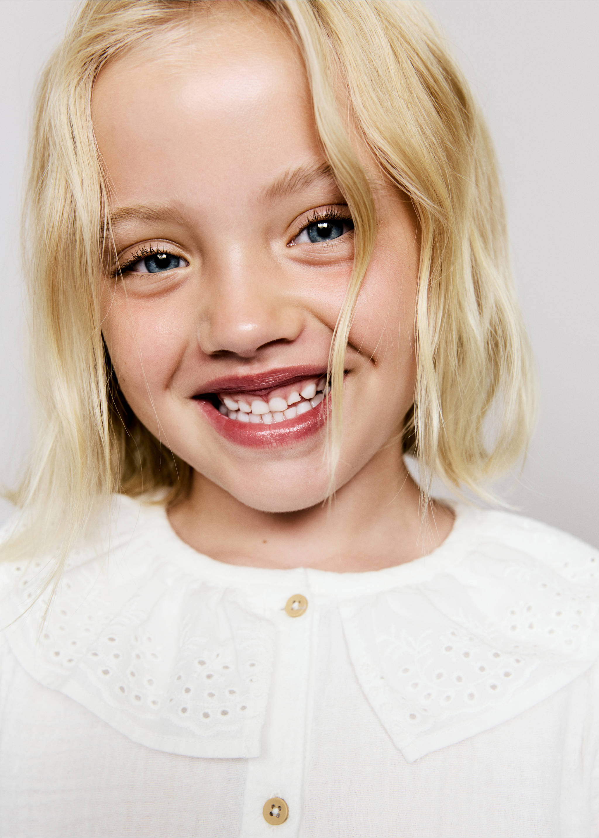 Bambula embroidered blouse - Details of the article 1, White. Ref: 17073277-00.