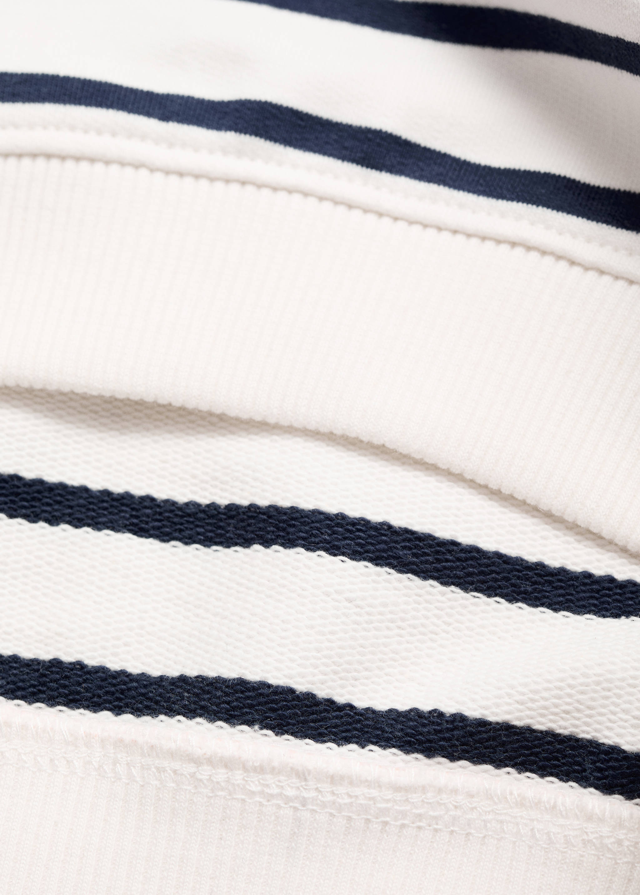 Sweatshirt with embroidered heart - Details of the article 0