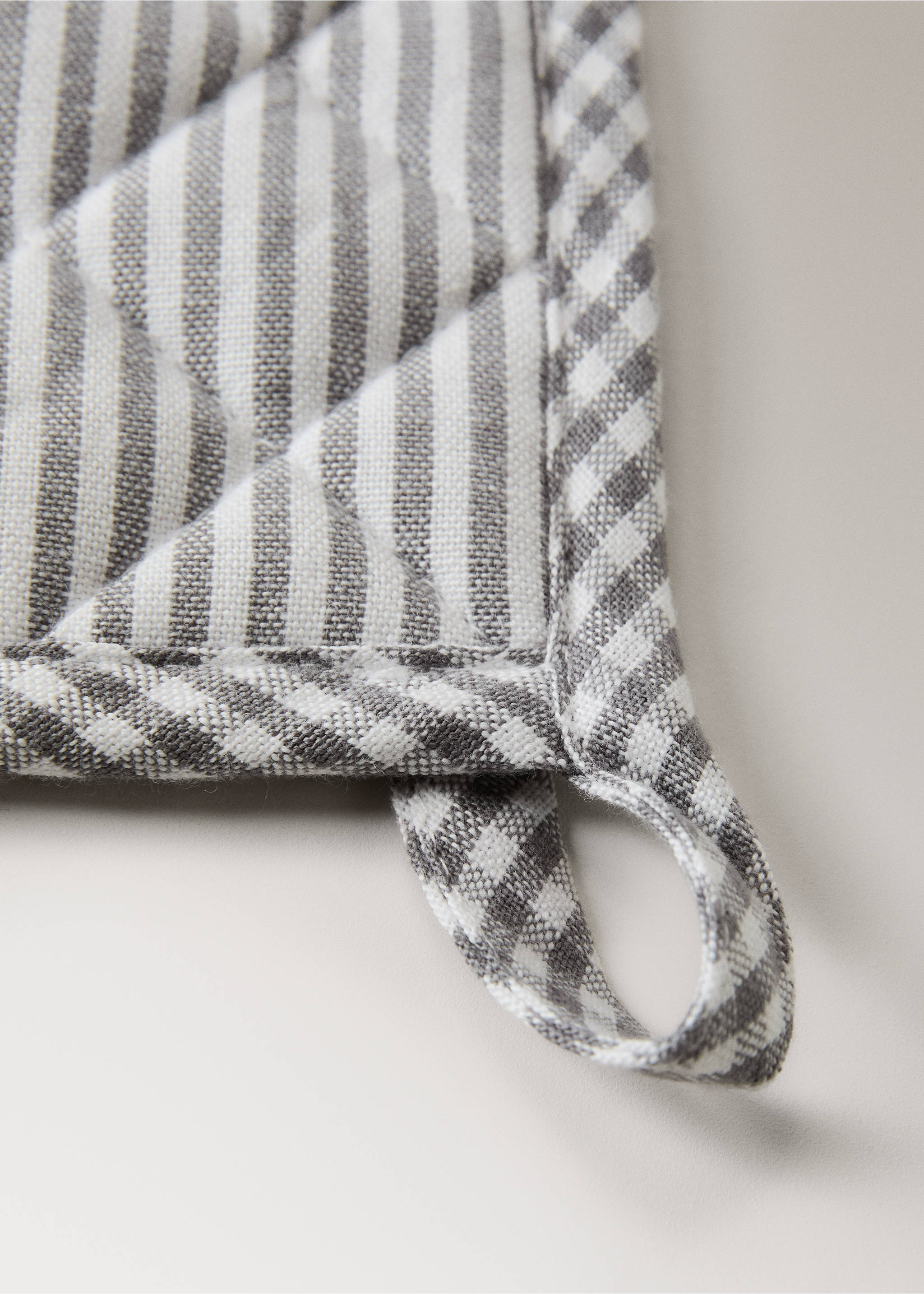 Cotton check kitchen potholder - Details of the article 1, Medium Grey. Ref: 17073327-00.