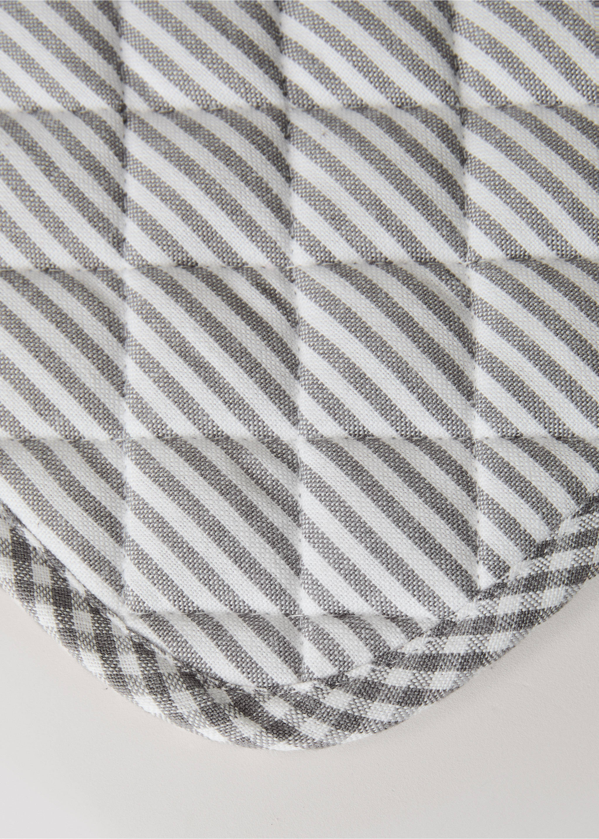 Cotton check kitchen potholder - Details of the article 2, Medium Grey. Ref: 17073327-00.