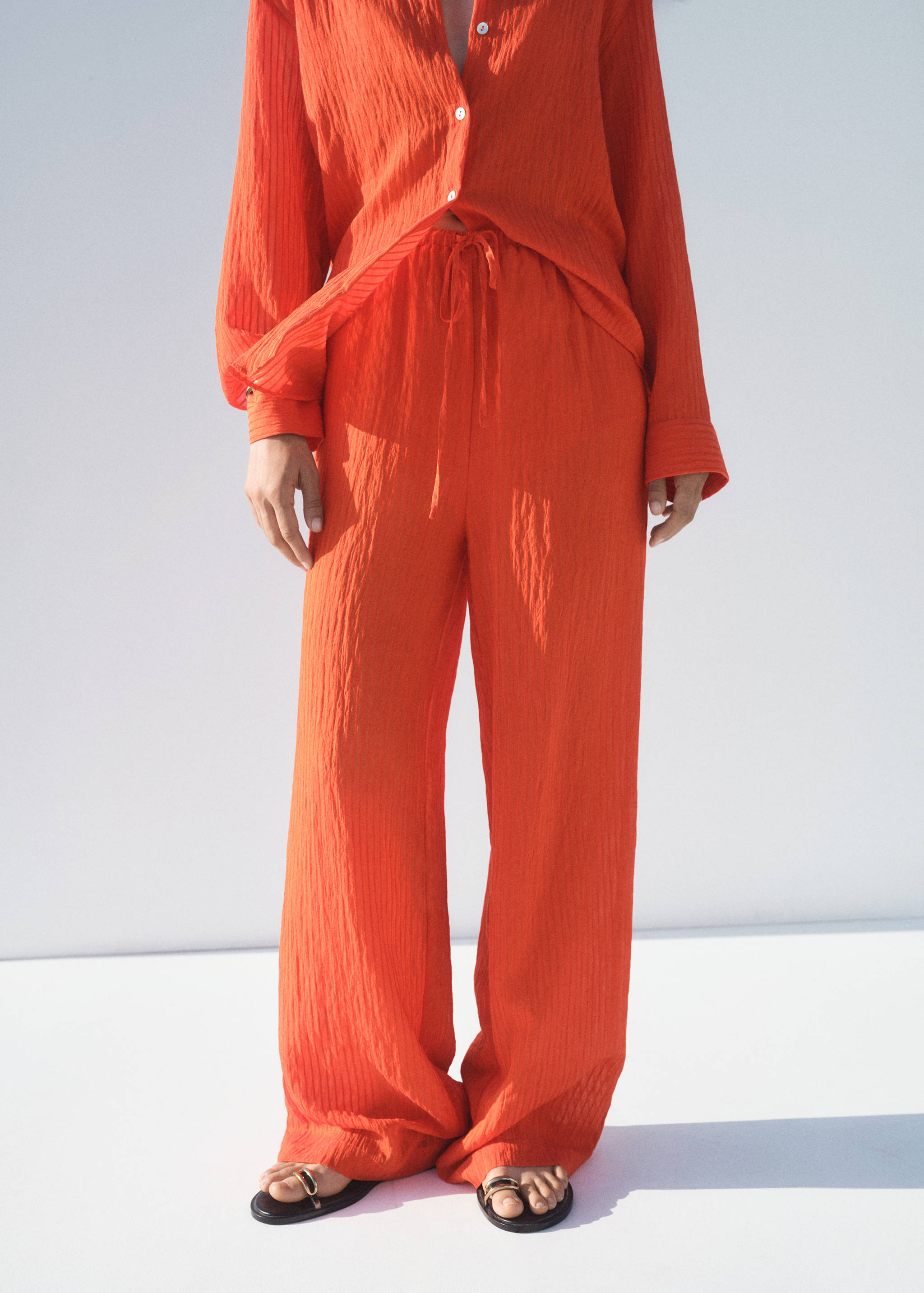 Egyenes szárú, gyűrött hatású nadrág - Felezősík