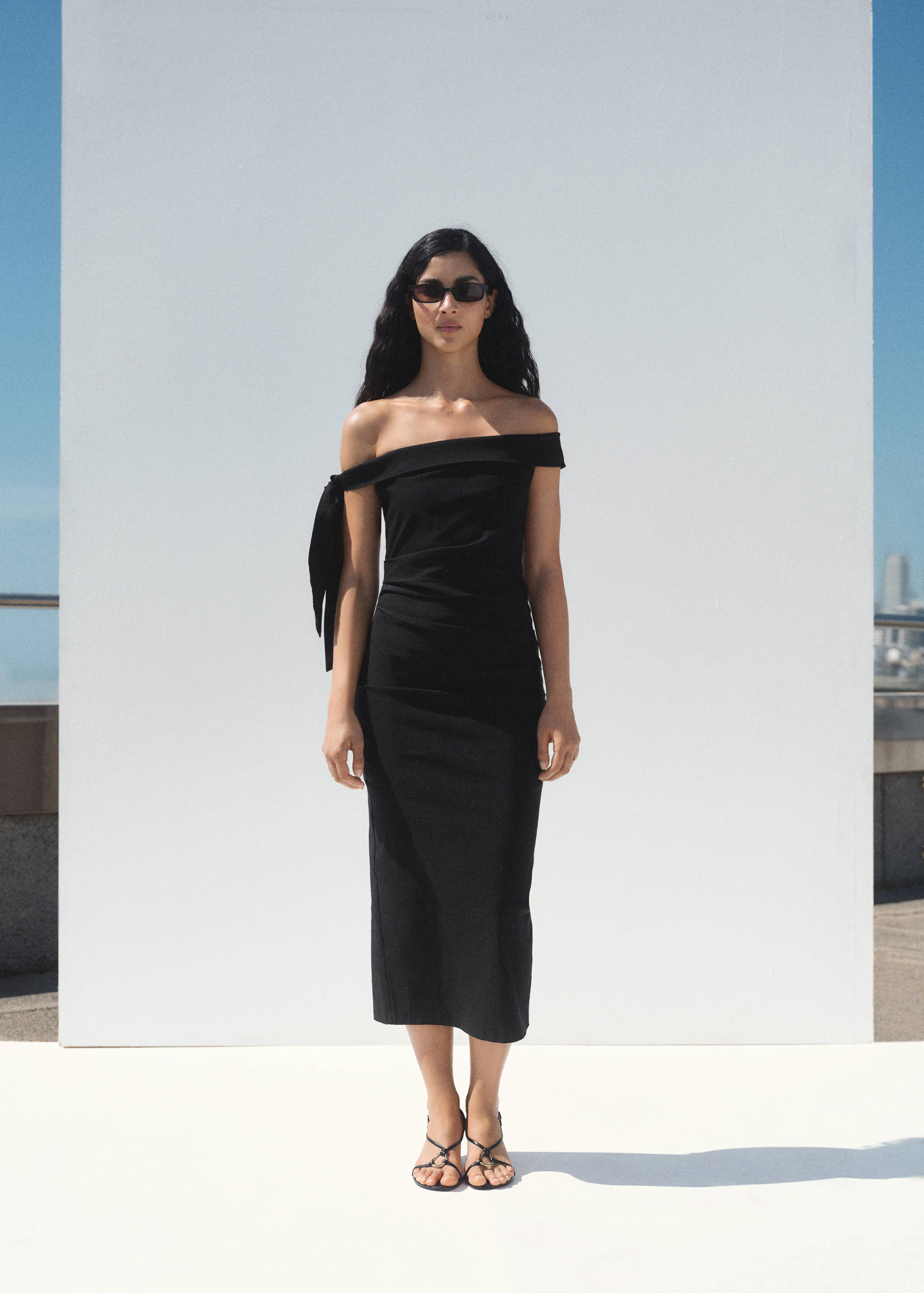 Trägerloses Kleid mit Schleifen-Detail - Allgemeine Ansicht