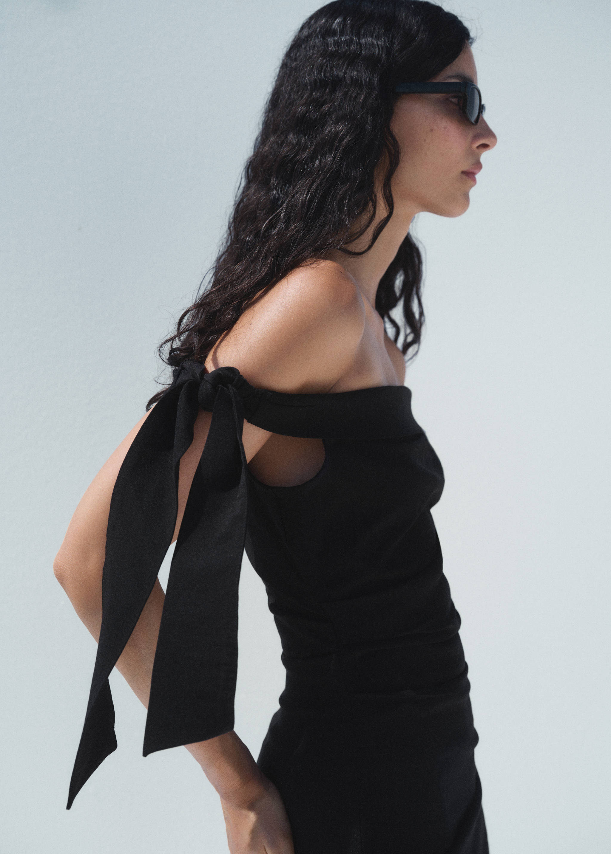 Trägerloses Kleid mit Schleifen-Detail - Mittlere Ansicht