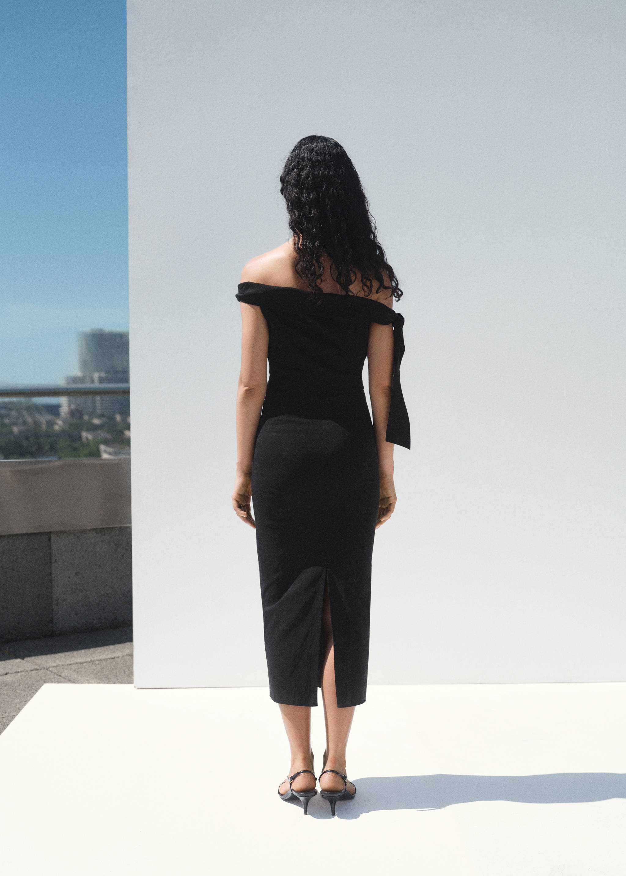 Trägerloses Kleid mit Schleifen-Detail - Rückseite des Artikels