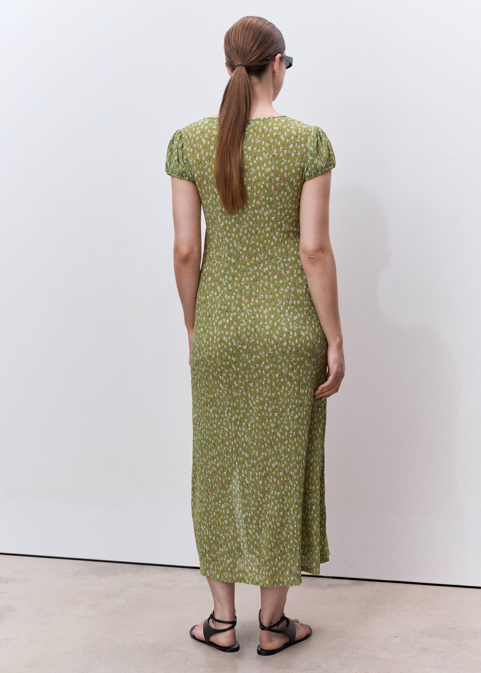 Blommig mammaklänning med tryck - Artikelns baksida