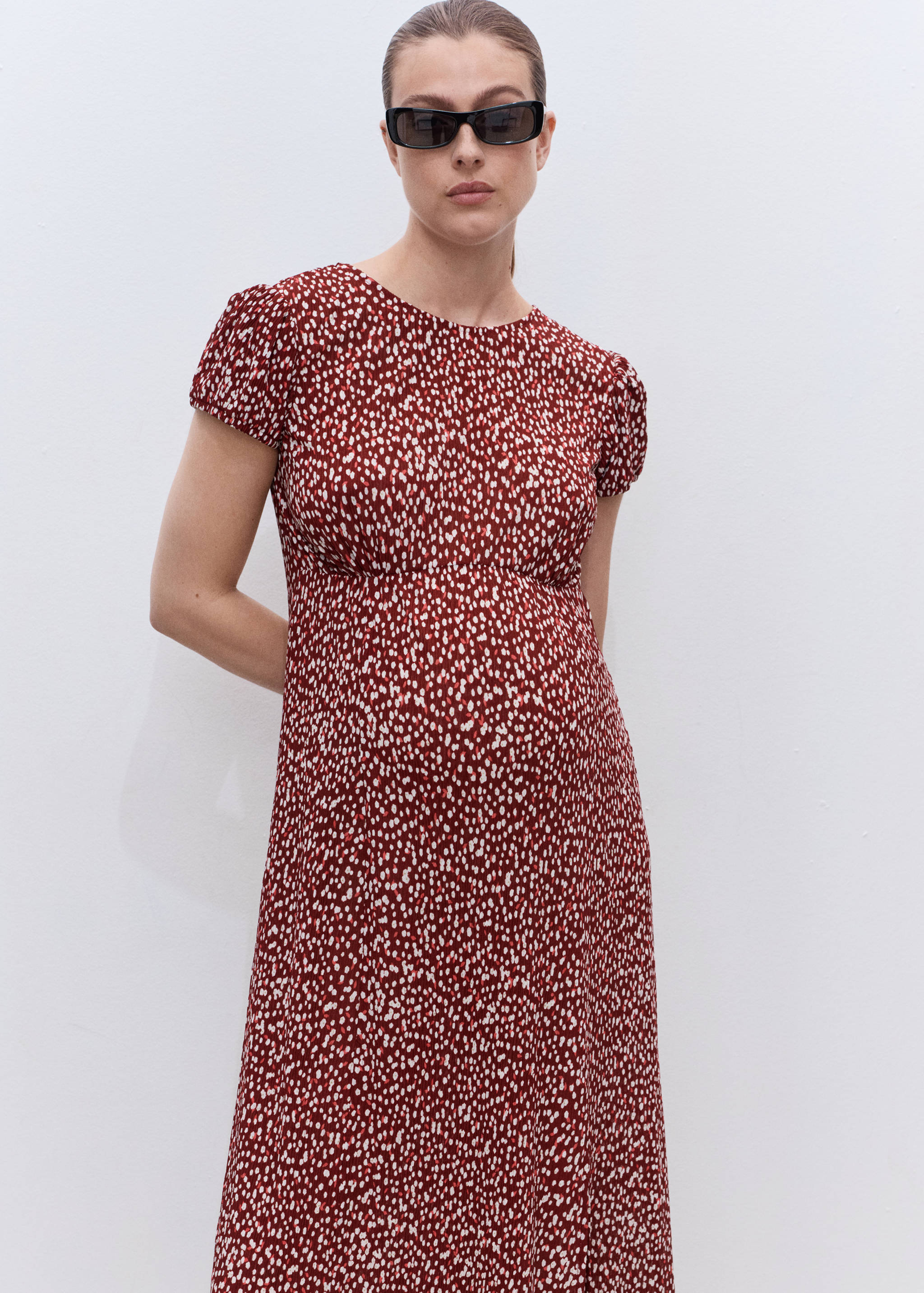 Blommig mammaklänning med tryck - Bild av mittparti