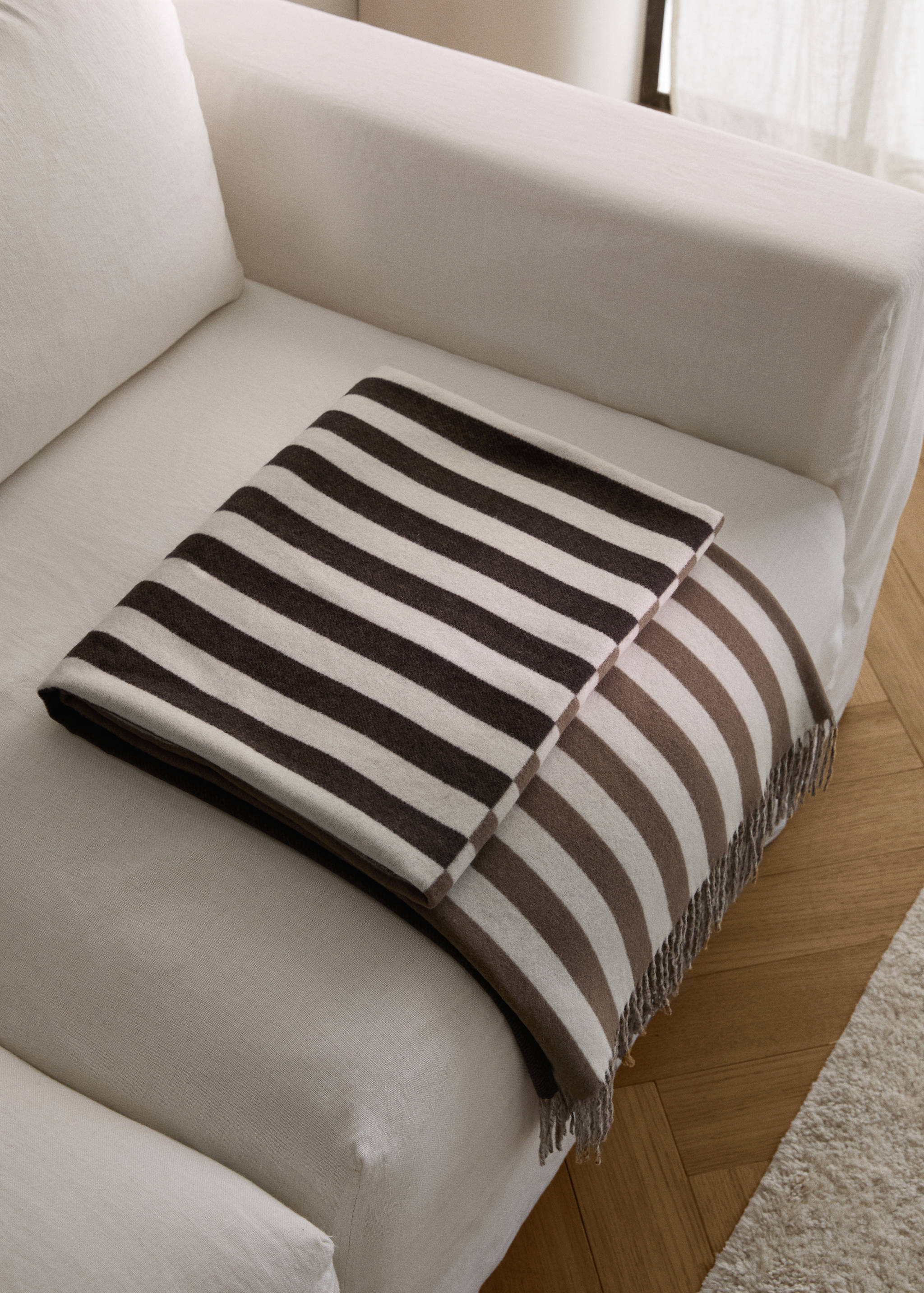 Two-tone blanket with fringes - General plane