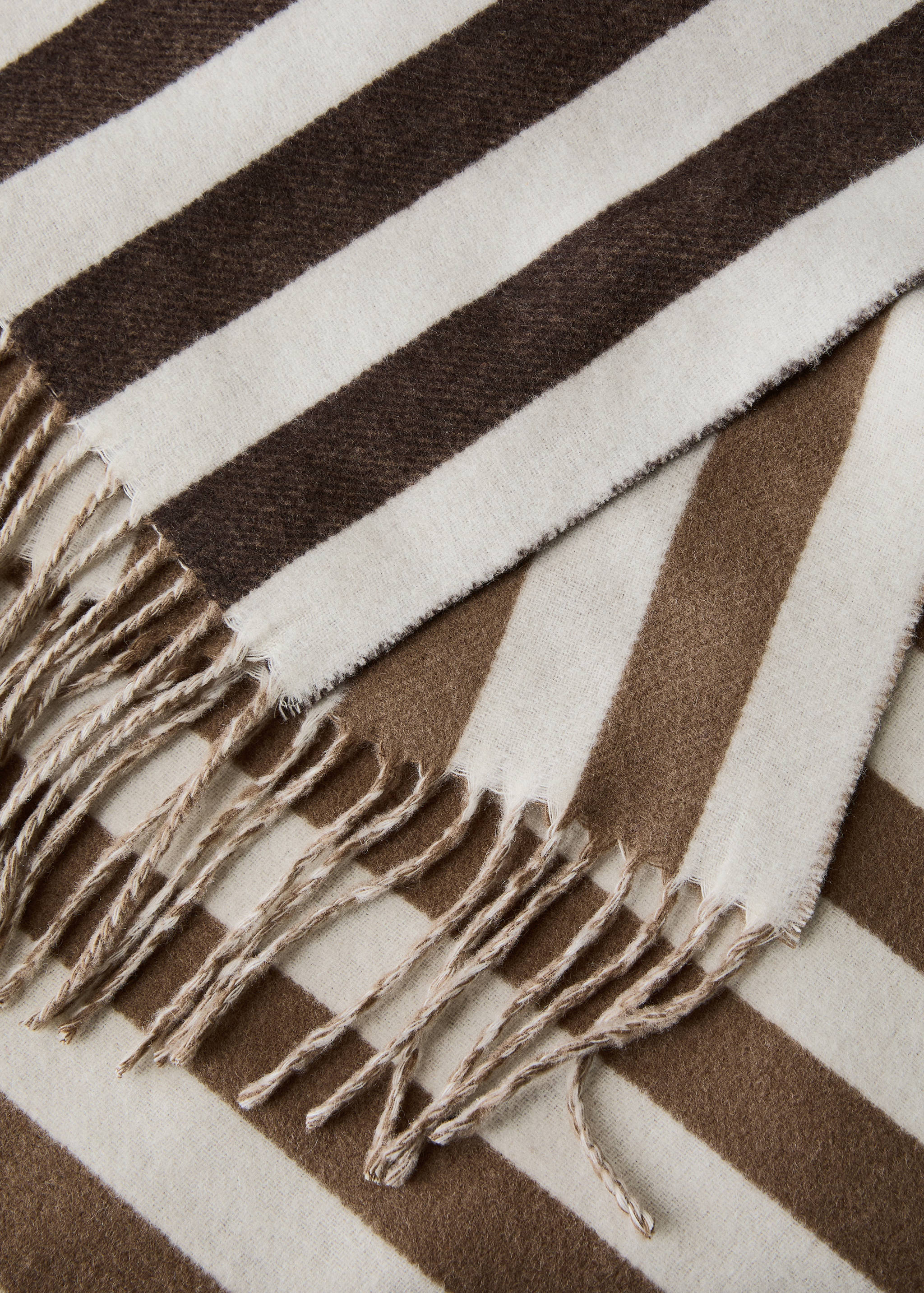 Two-tone blanket with fringes - Details of the article 1