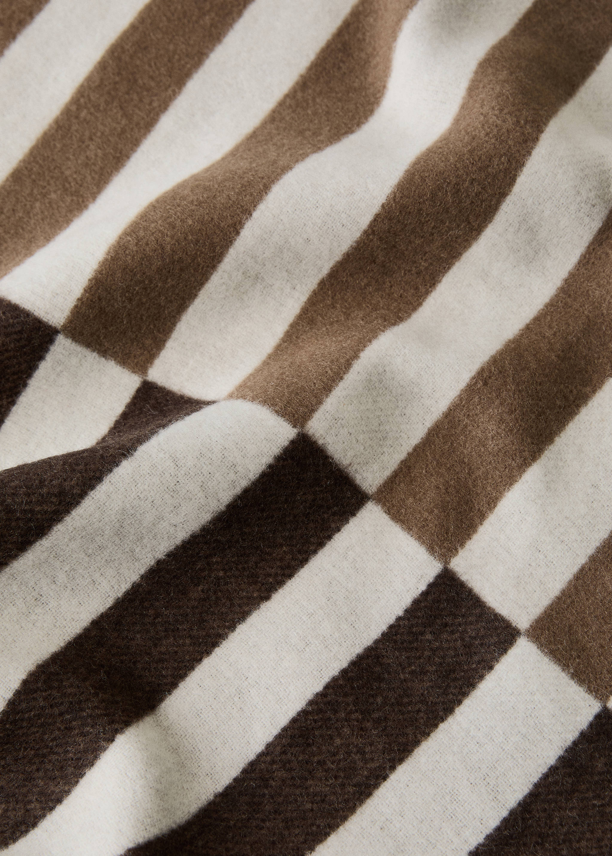 Two-tone blanket with fringes - Details of the article 2