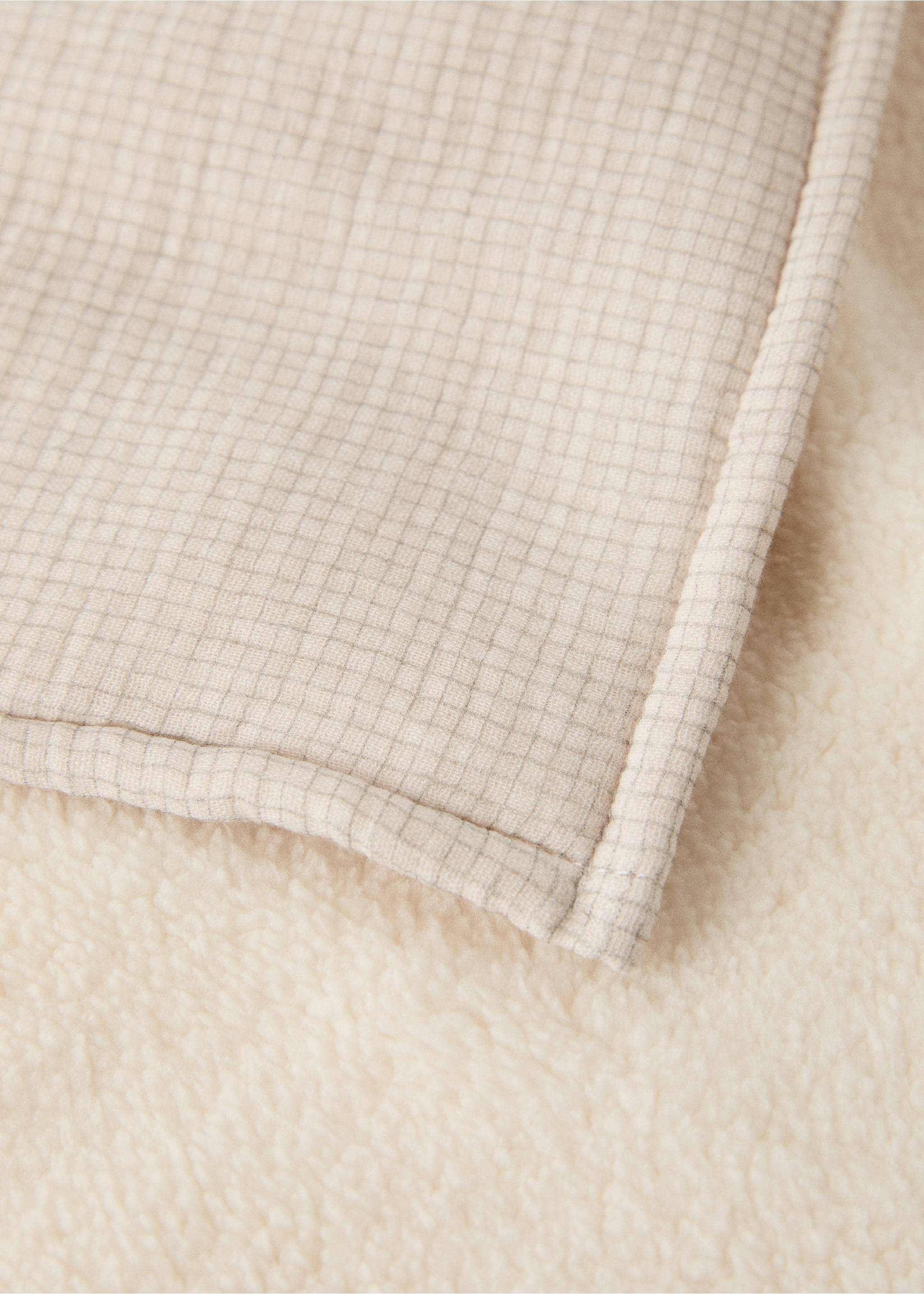 Reversible children’s fleece blanket - Details of the article 1, Light/Pastel Grey. Ref: 17073824-00.