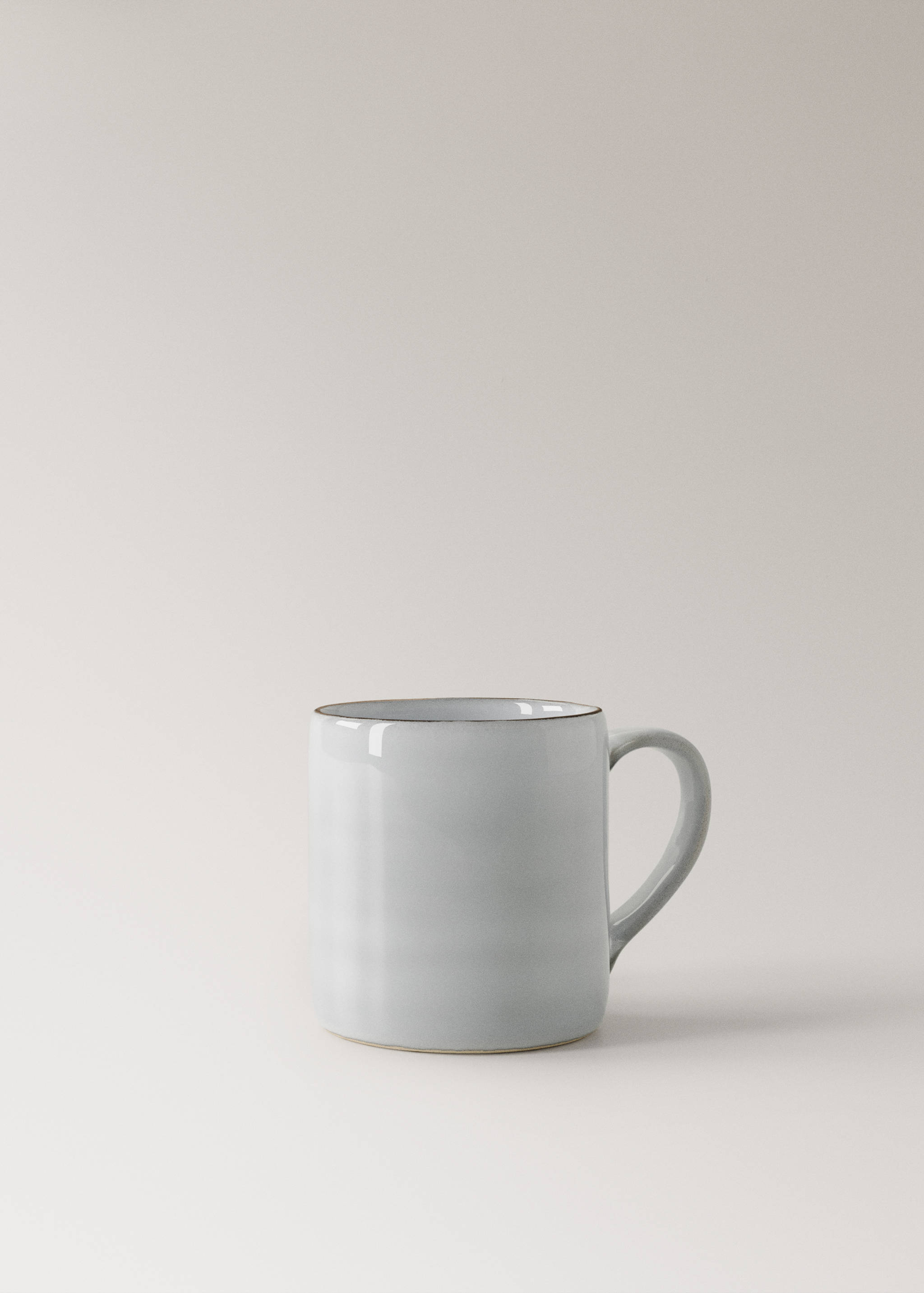 Koffiemok van contrasterend steengoed - Artikel zonder model