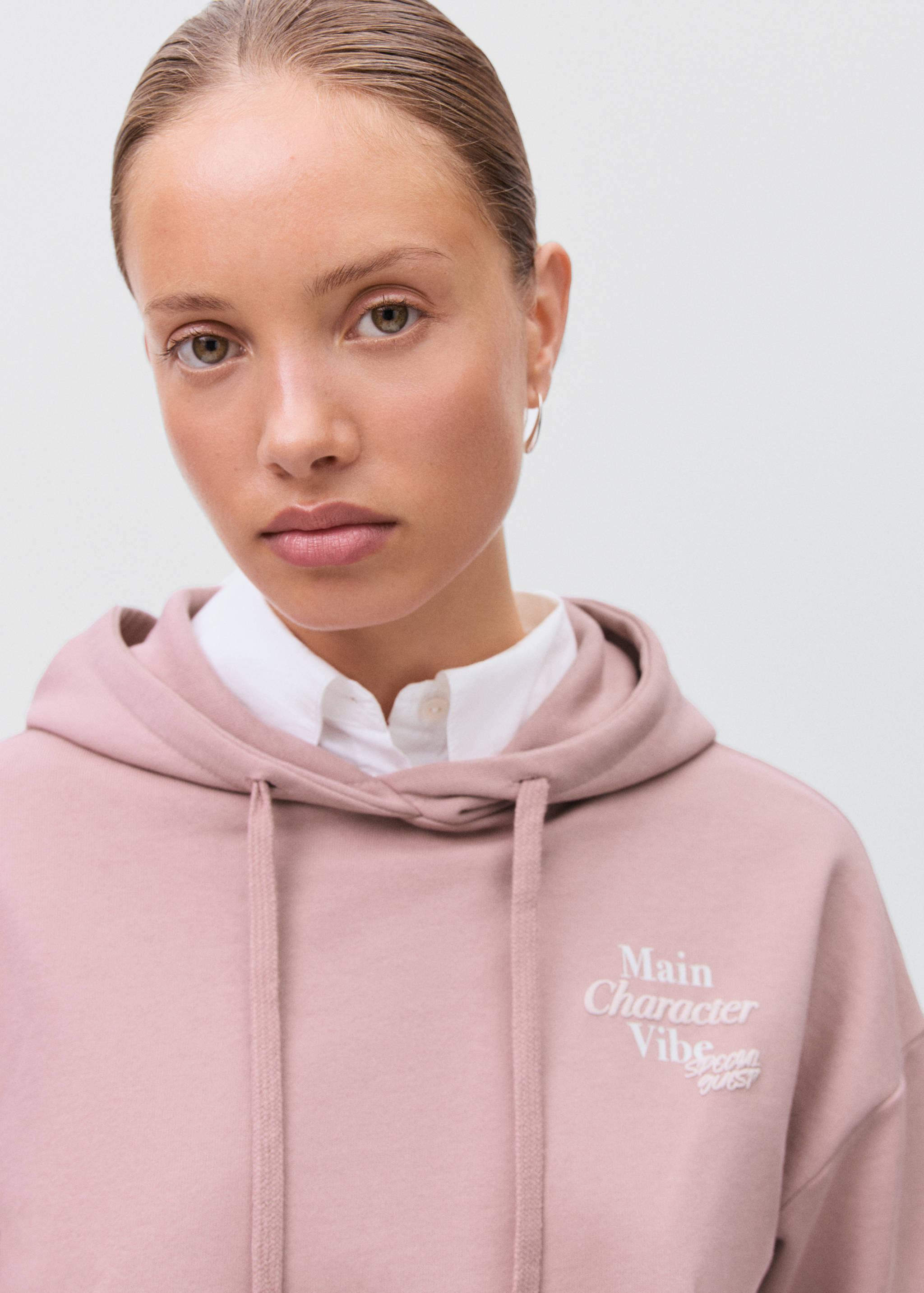 Свитшот с принтом и капюшоном - Деталь изделия 1